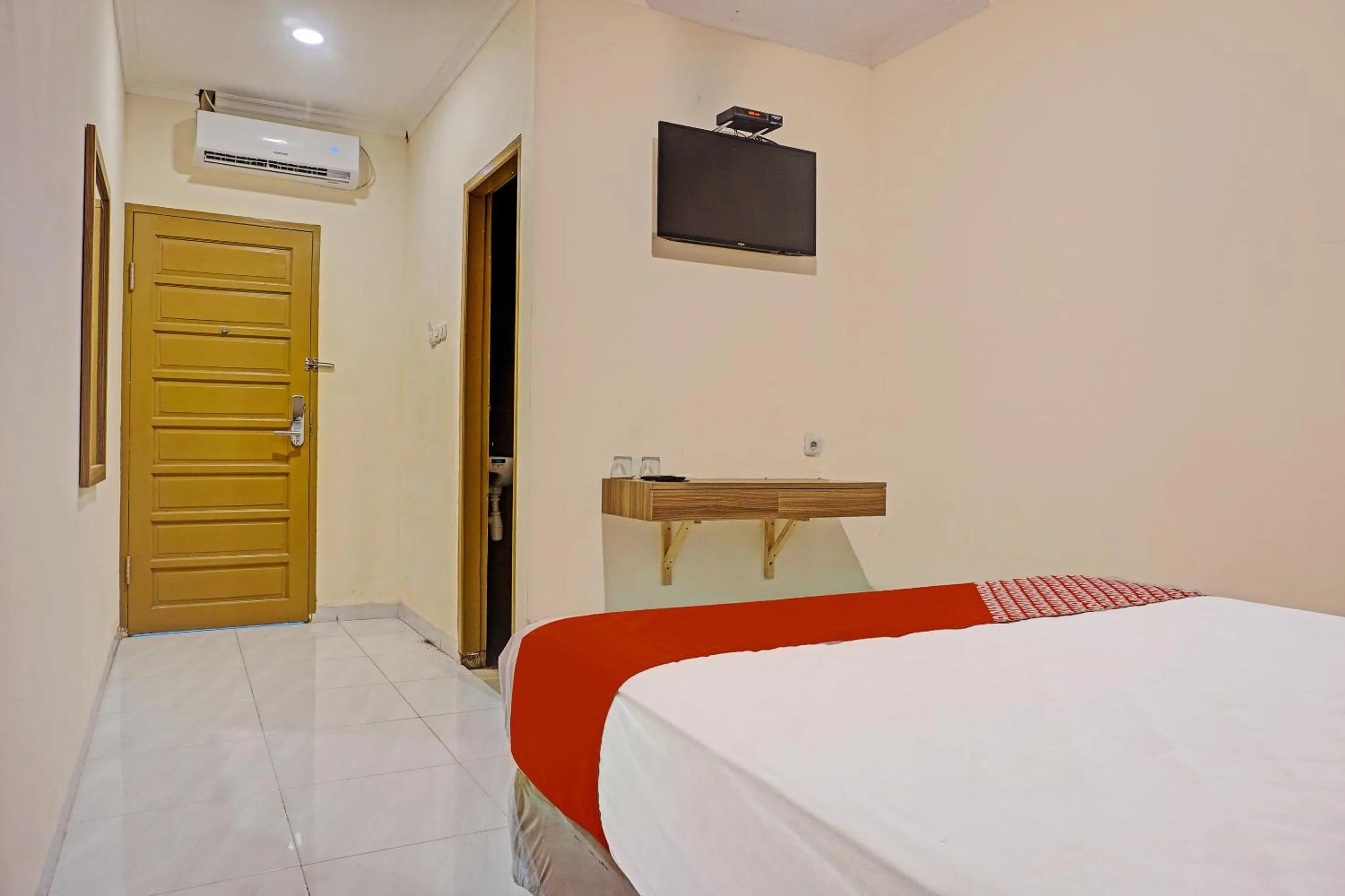 Bedroom, Bed in Collection O 91414 Hotel Marina Beach