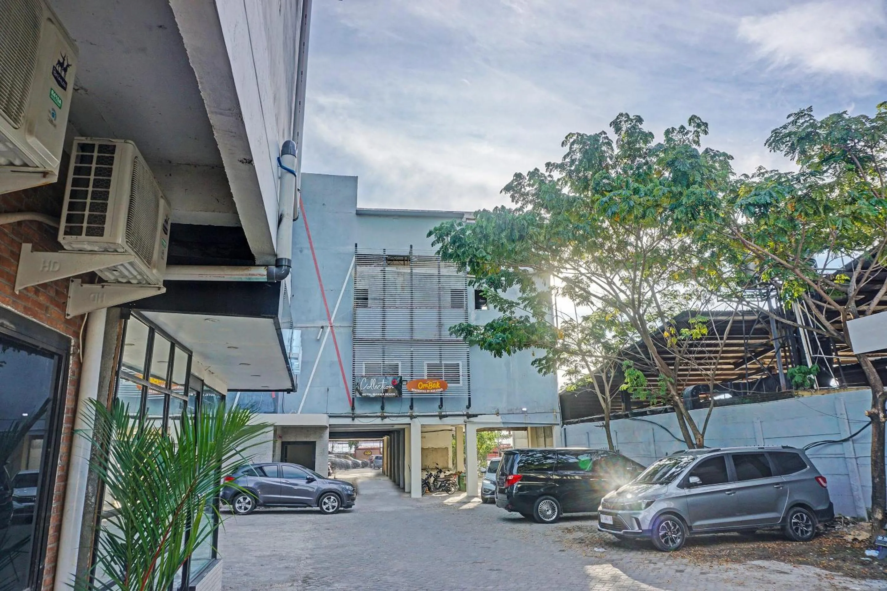 Facade/entrance in Collection O 91414 Hotel Marina Beach