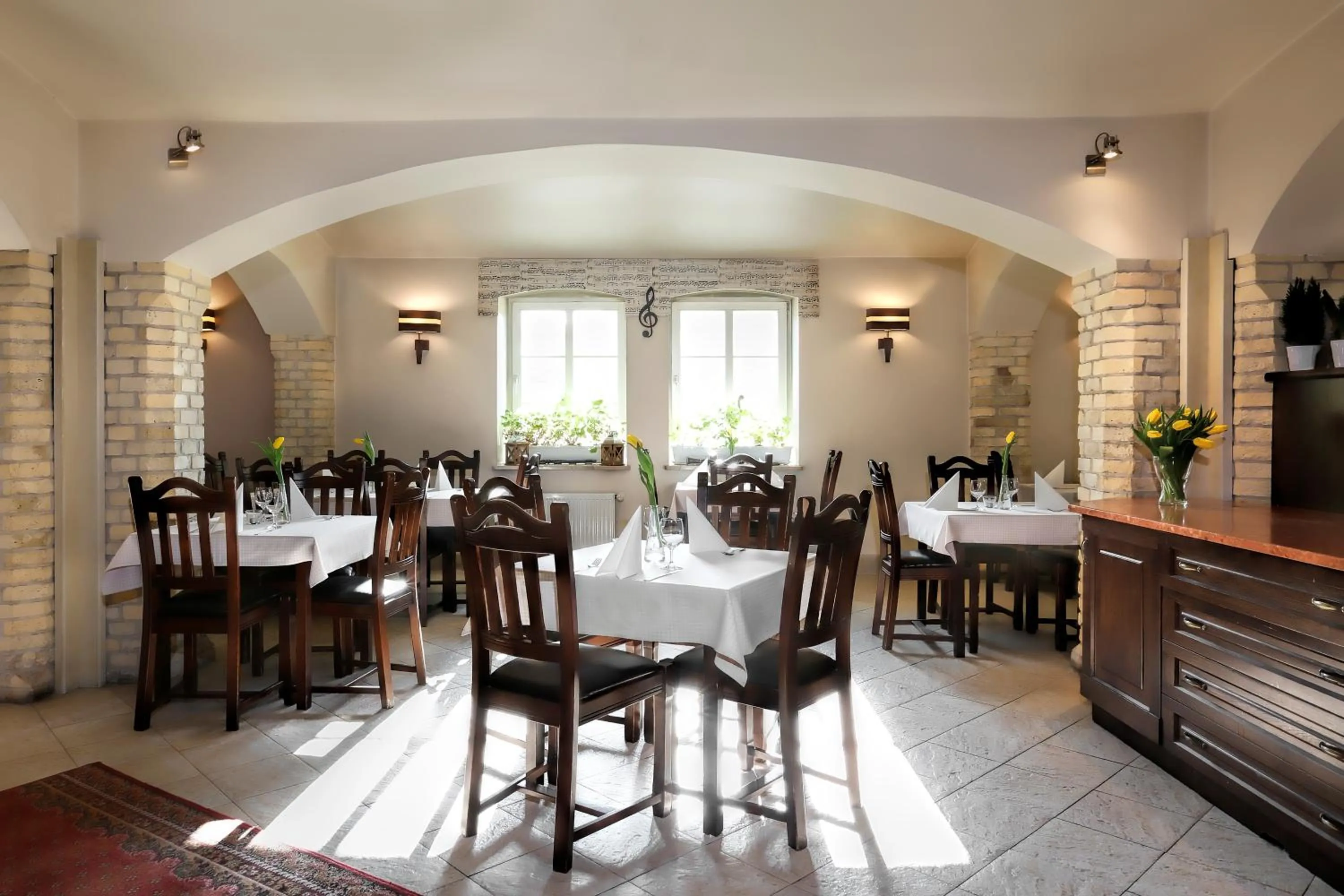 Restaurant/places to eat in Dom Muzyka