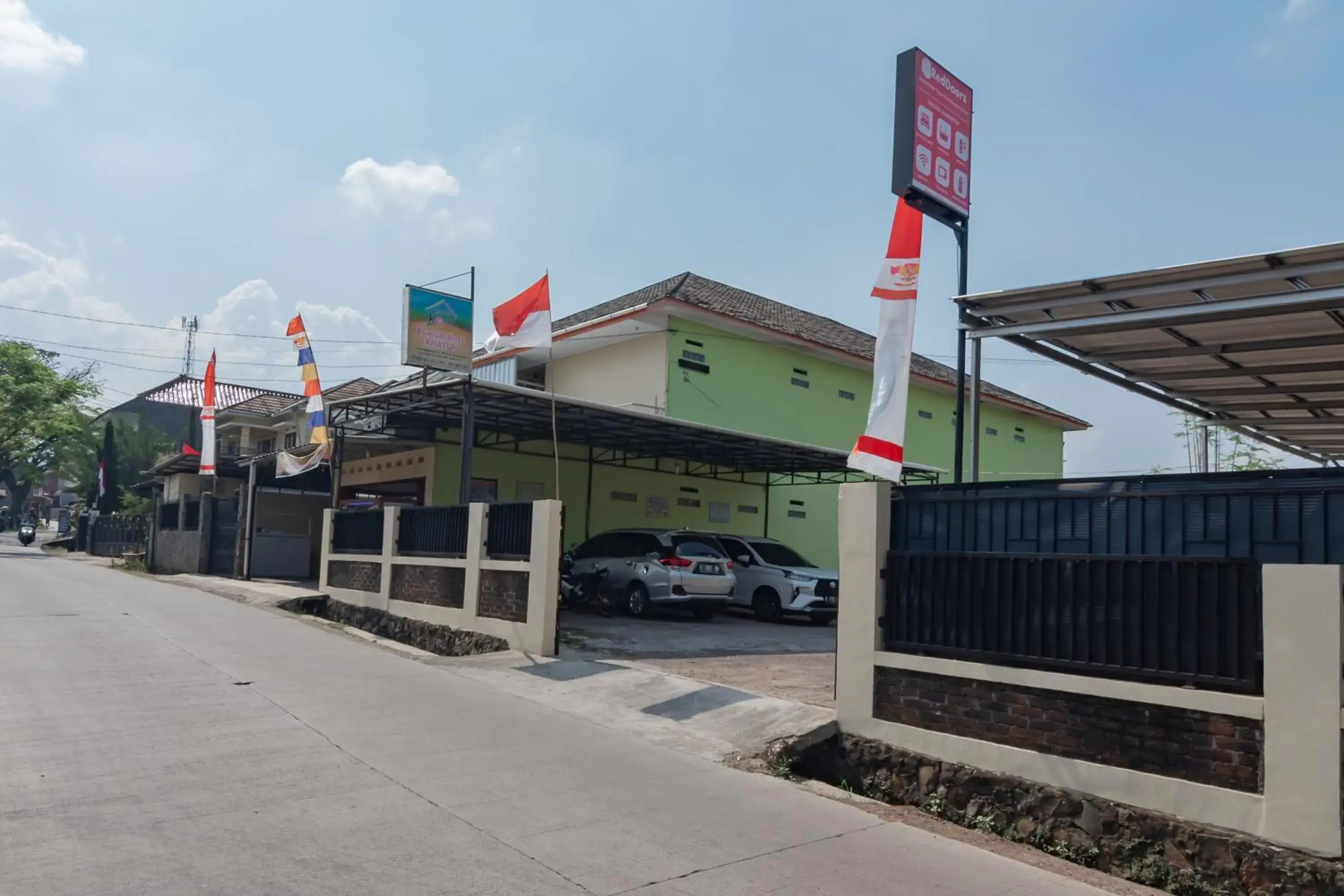 Property building in RedDoorz Syariah near Tugu Pandanwangi Cianjur Property building in RedDoorz Syariah near Tugu Pandanwangi Cianjur