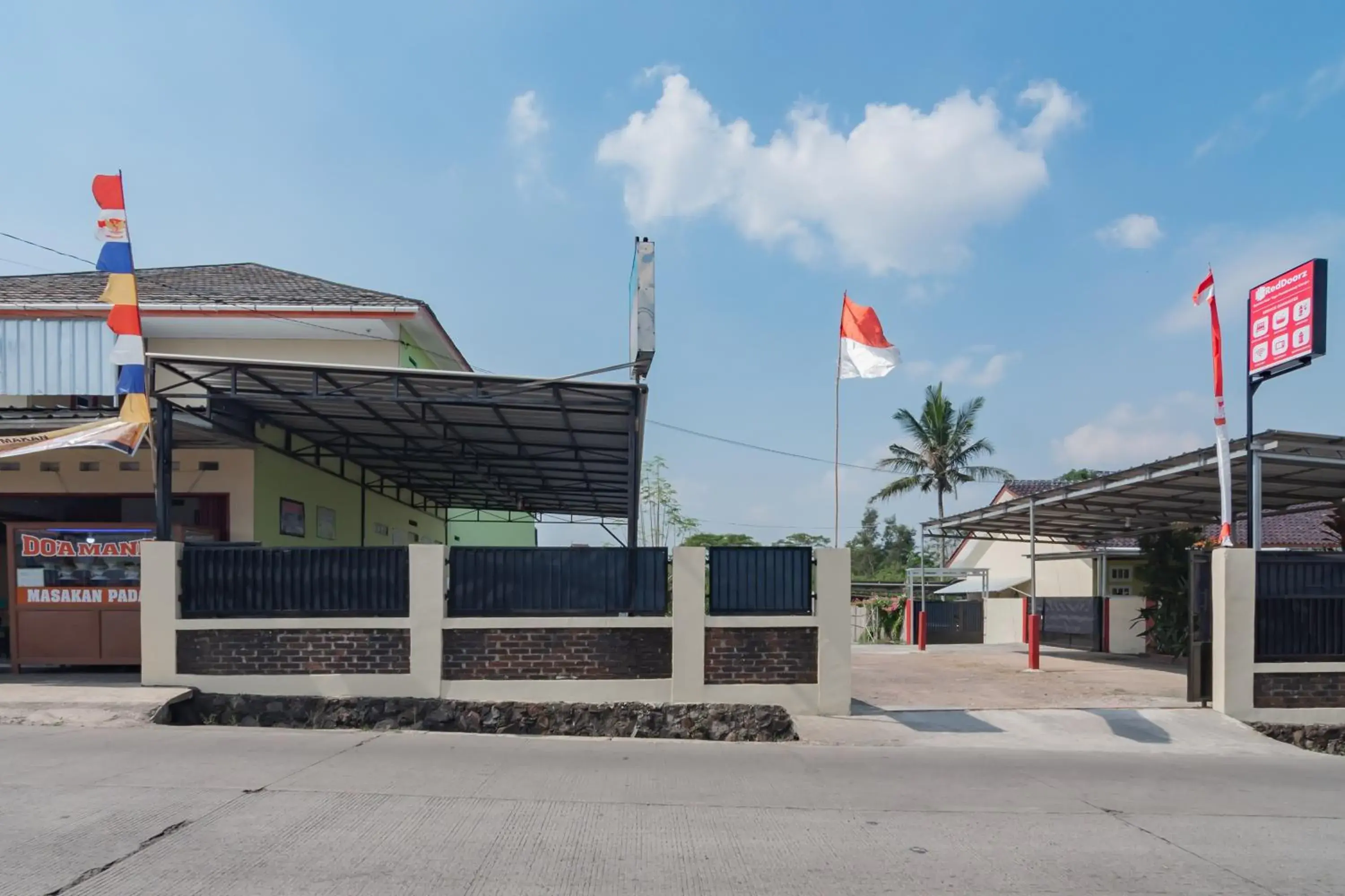 Property building in RedDoorz Syariah near Tugu Pandanwangi Cianjur Property building in RedDoorz Syariah near Tugu Pandanwangi Cianjur