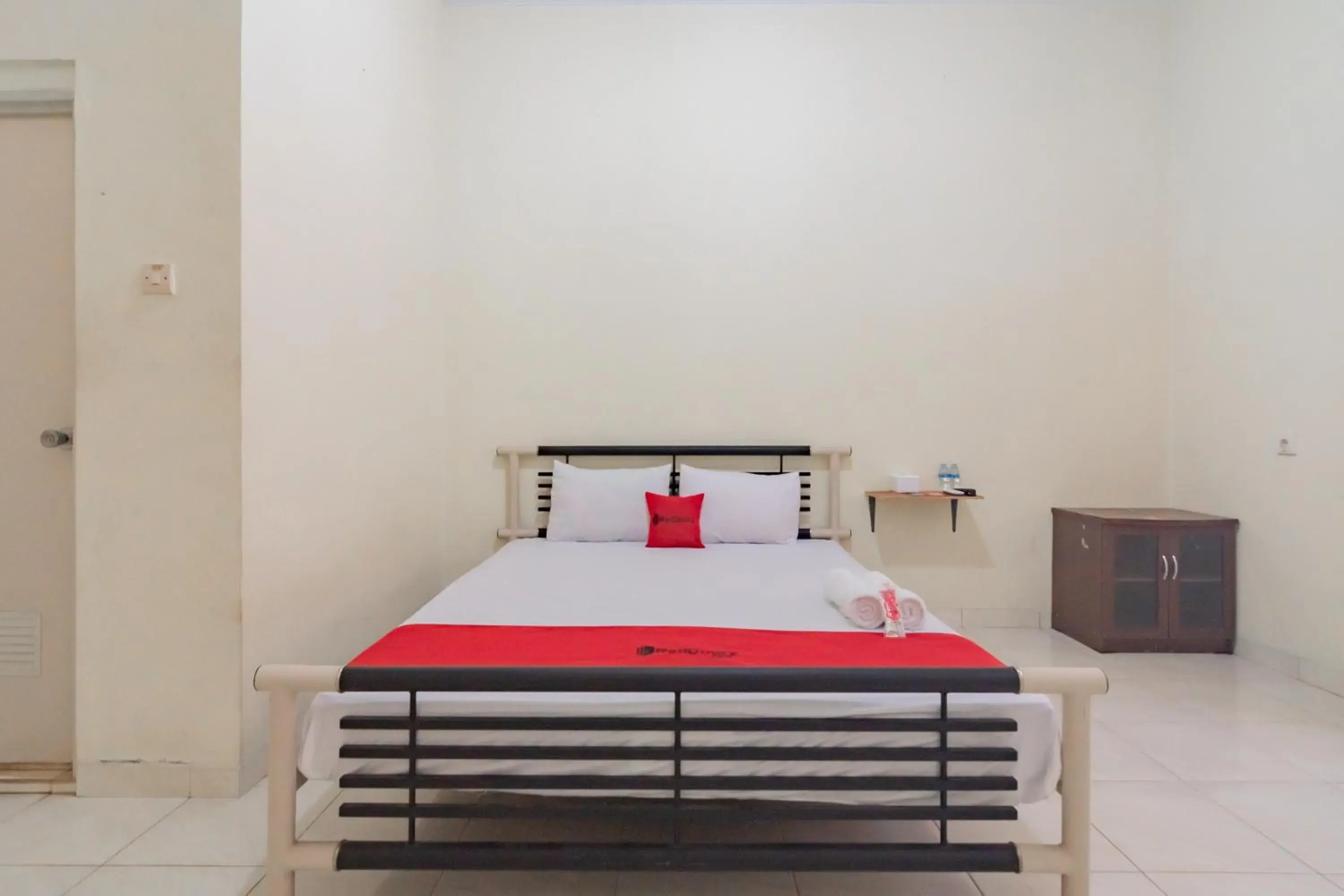 Standard Double Room in RedDoorz Syariah near Tugu Pandanwangi Cianjur Standard Double Room in RedDoorz Syariah near Tugu Pandanwangi Cianjur