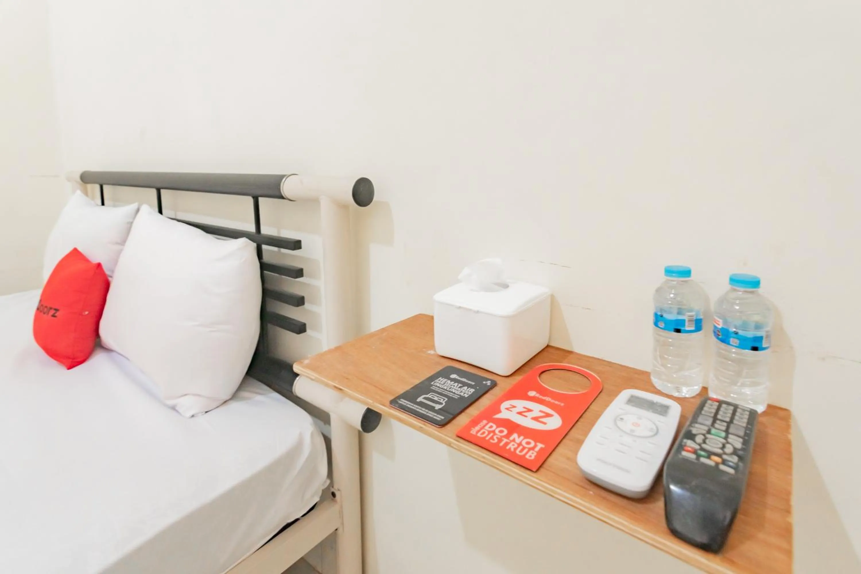 Bedroom, Bed in RedDoorz Syariah near Tugu Pandanwangi Cianjur