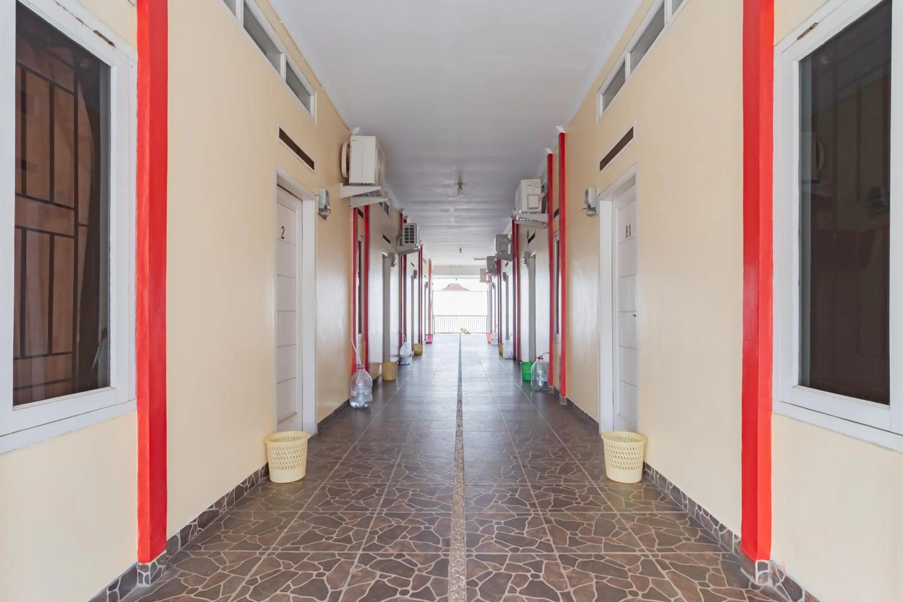 Balcony/Terrace in RedDoorz Syariah near Tugu Pandanwangi Cianjur