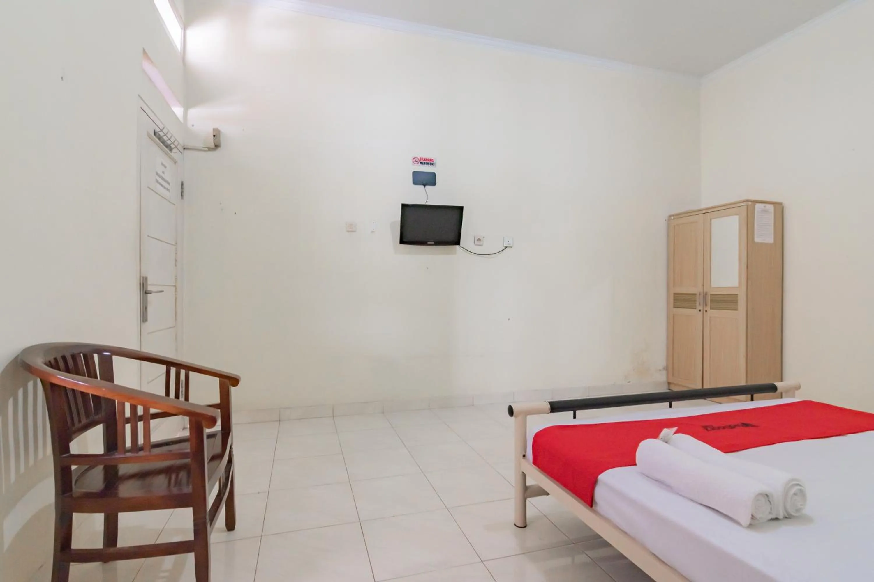 Bedroom, Bed in RedDoorz Syariah near Tugu Pandanwangi Cianjur