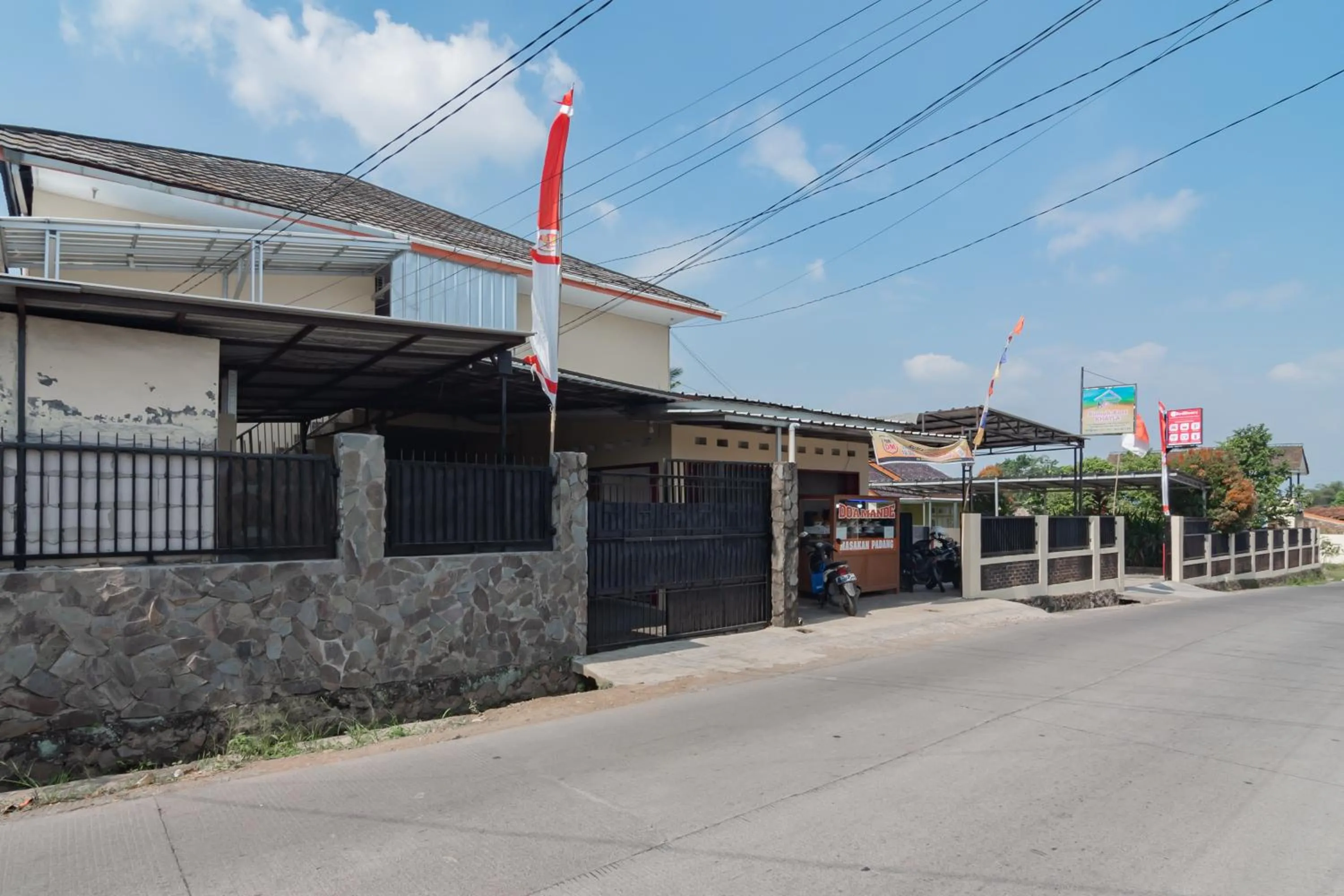 Property building in RedDoorz Syariah near Tugu Pandanwangi Cianjur