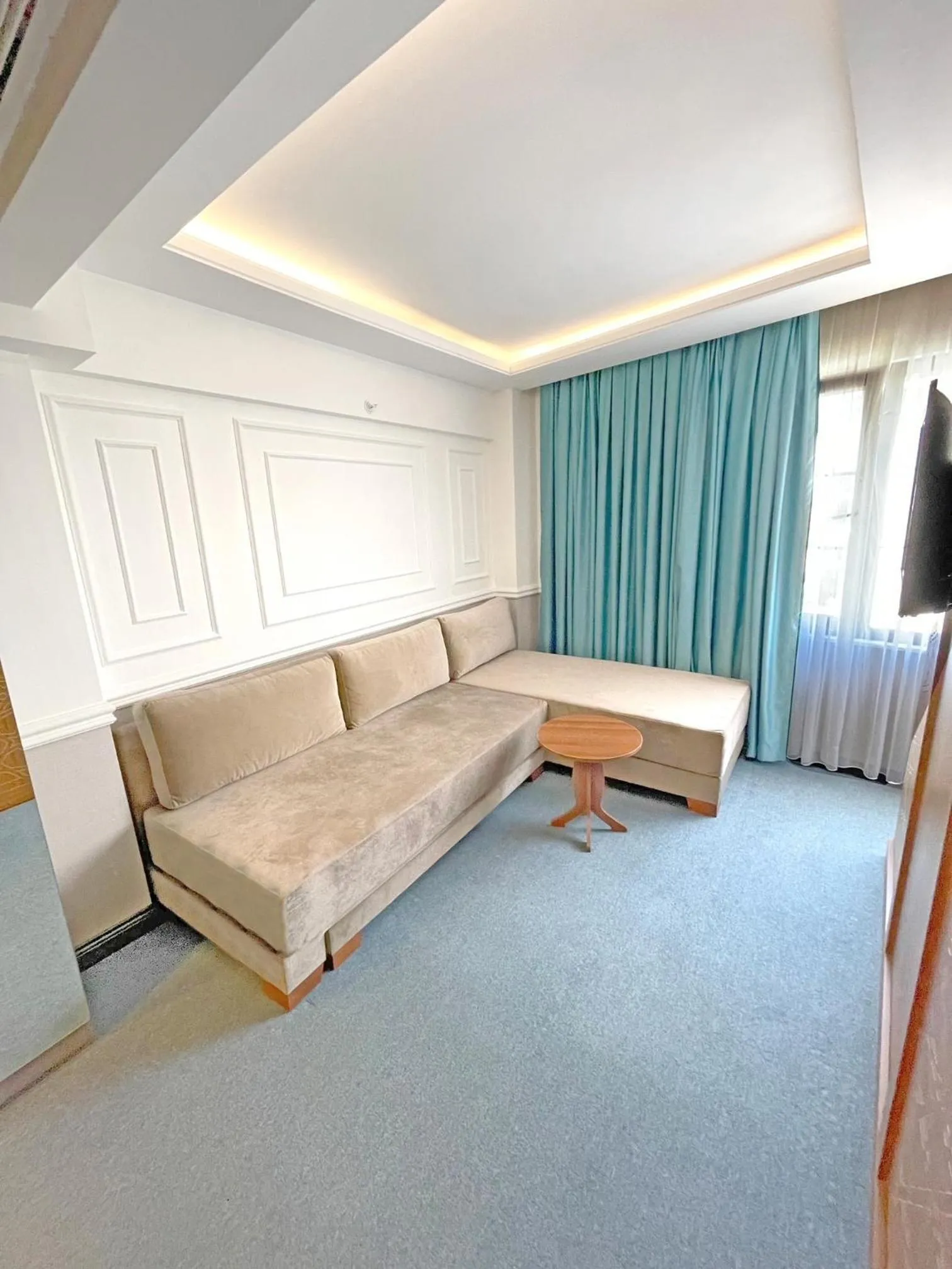 Communal lounge/ TV room in Askadar May Otel