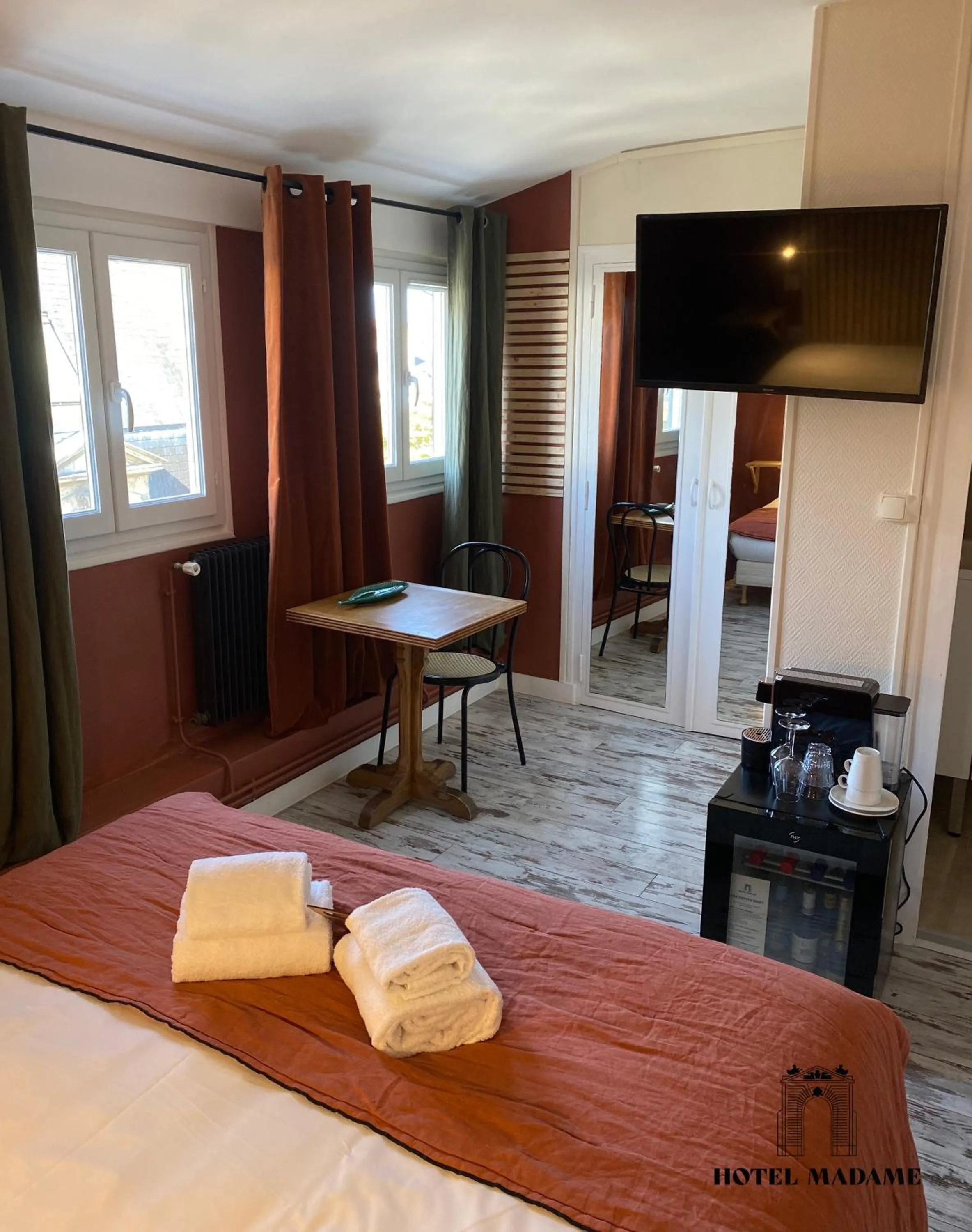 TV and multimedia, Bed in Hôtel Madame