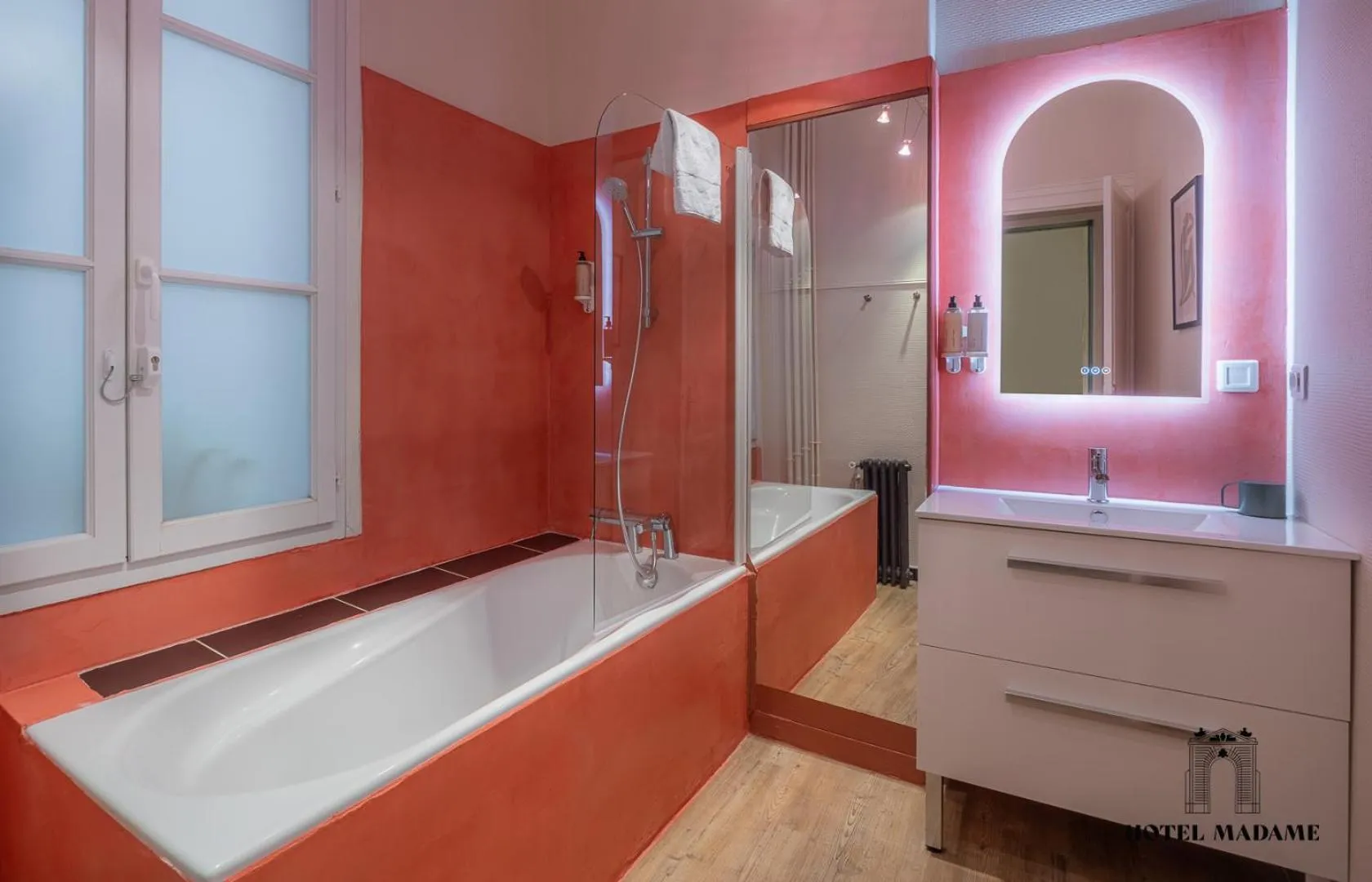 Toilet in Hôtel Madame