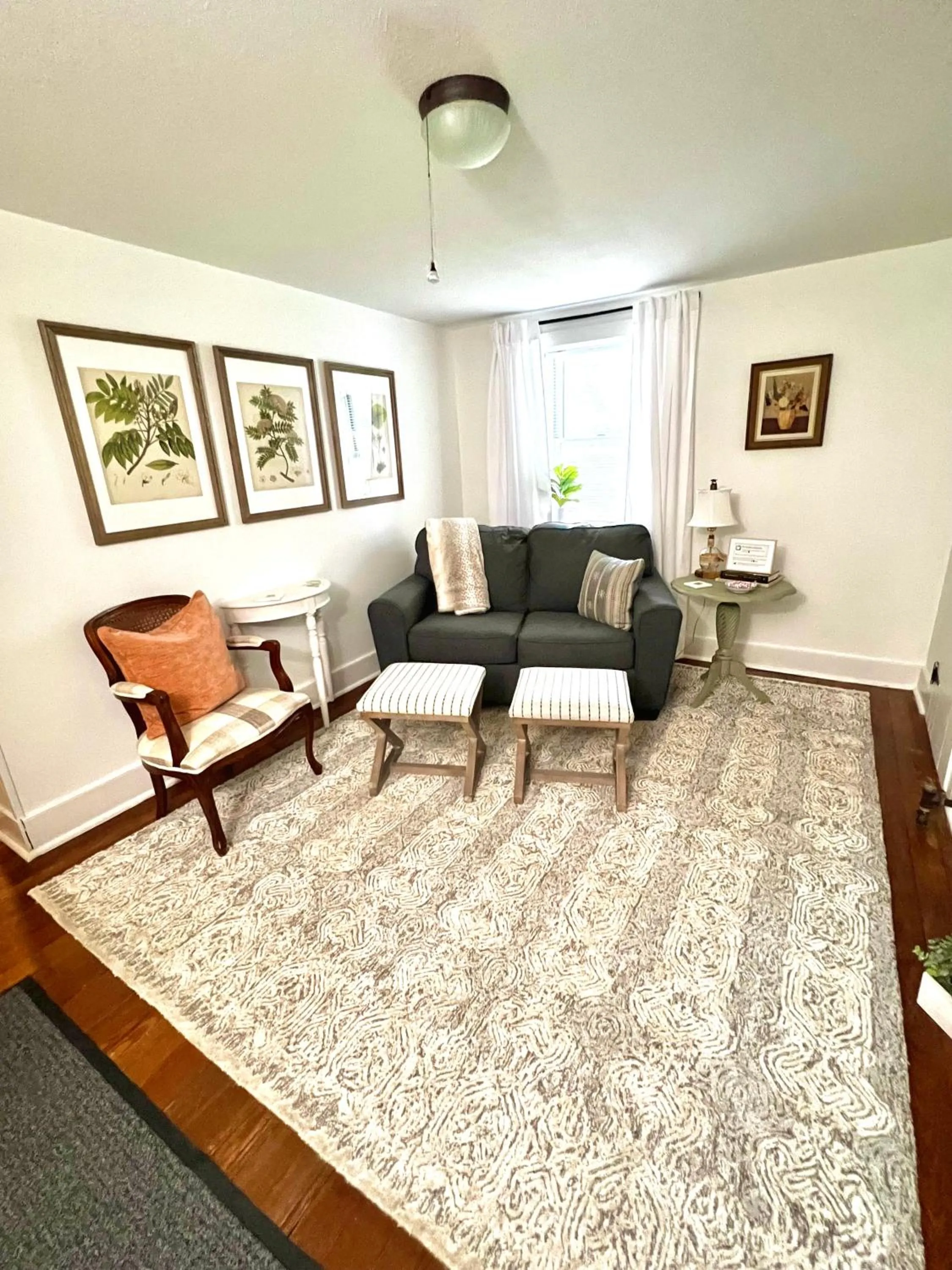 Living room, Bed in Rose Hill Inn