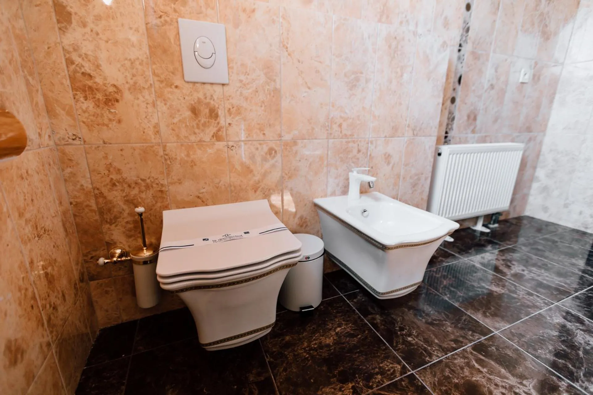 Toilet in Khan-Chinar Hotel