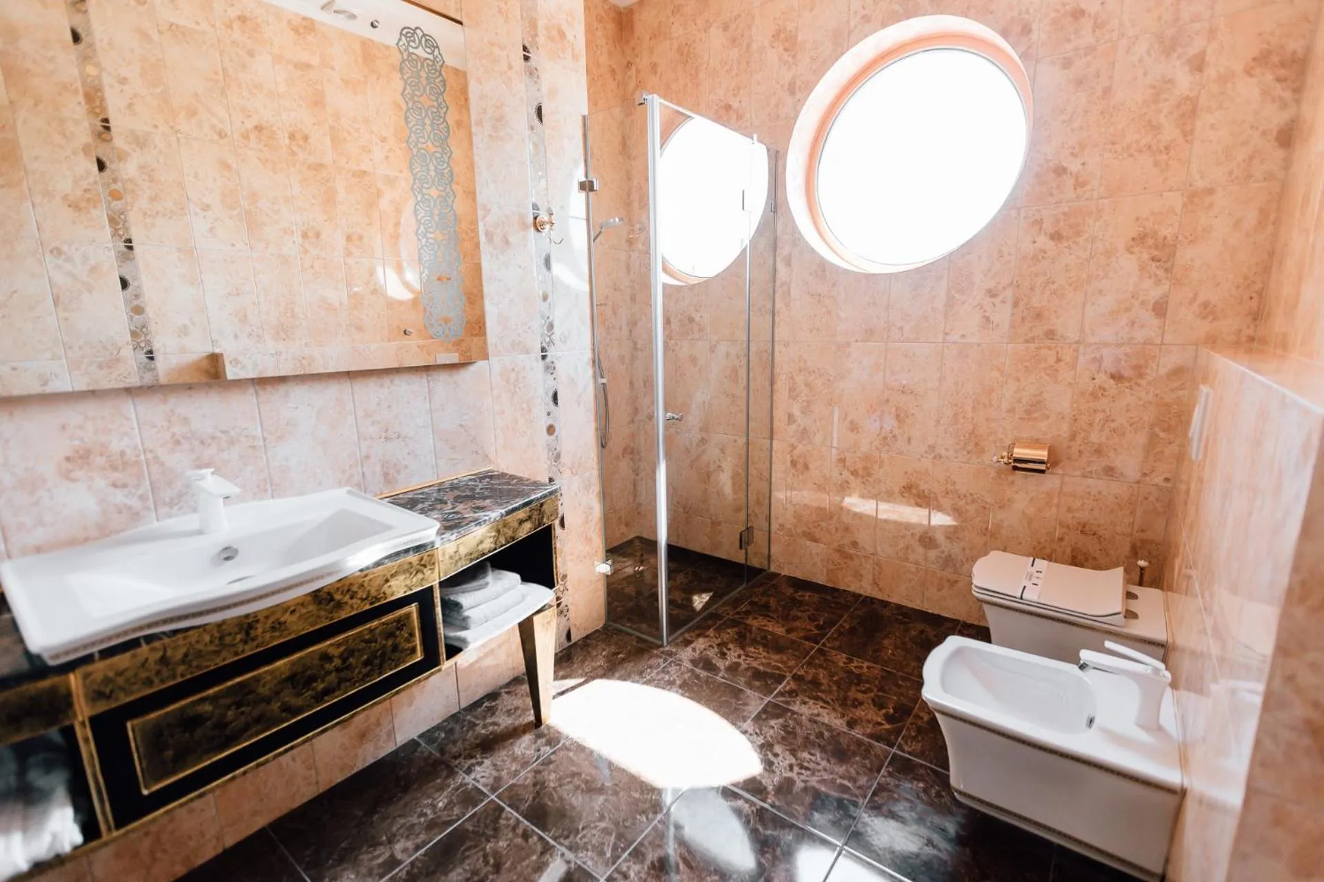 Toilet in Khan-Chinar Hotel