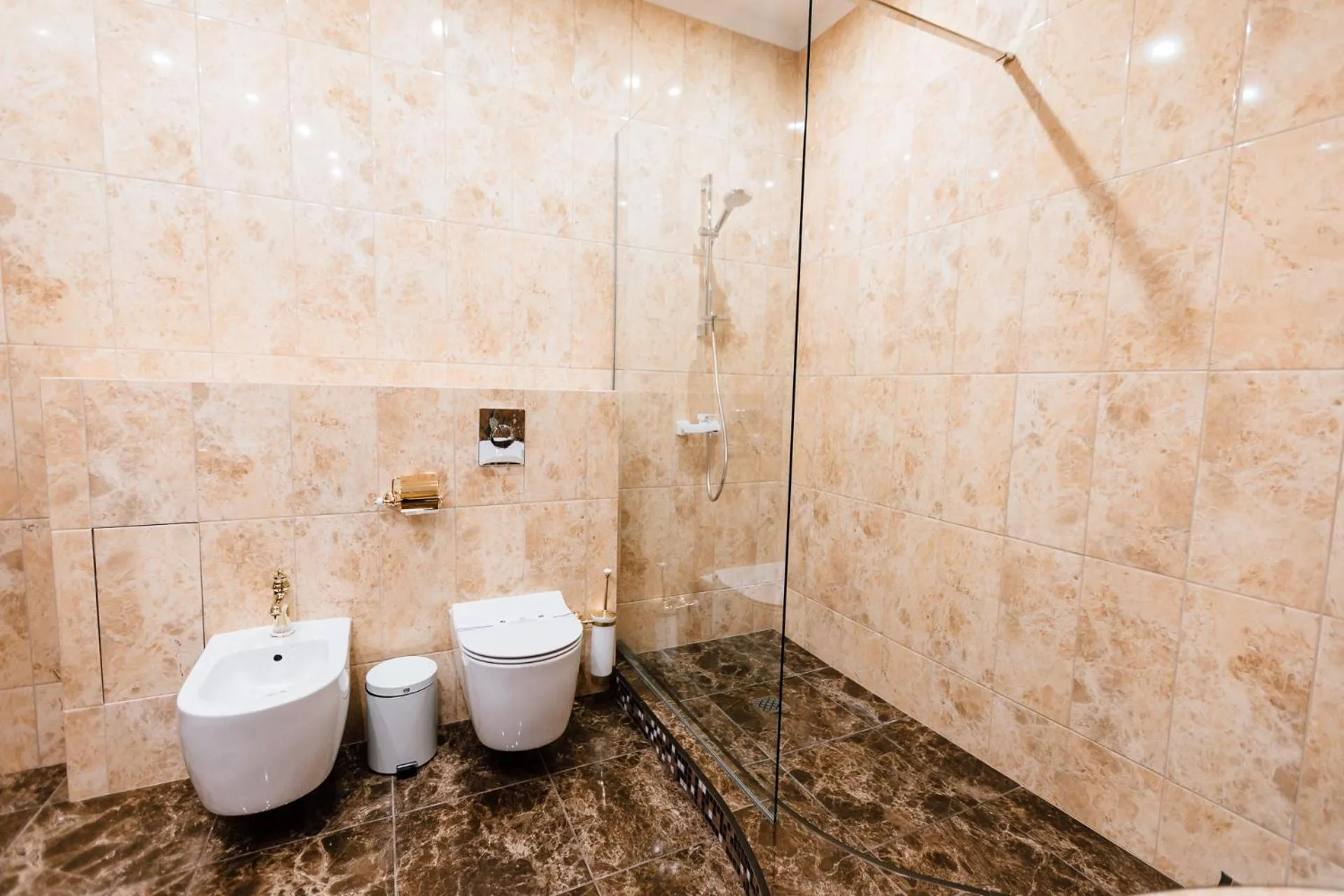 Toilet in Khan-Chinar Hotel