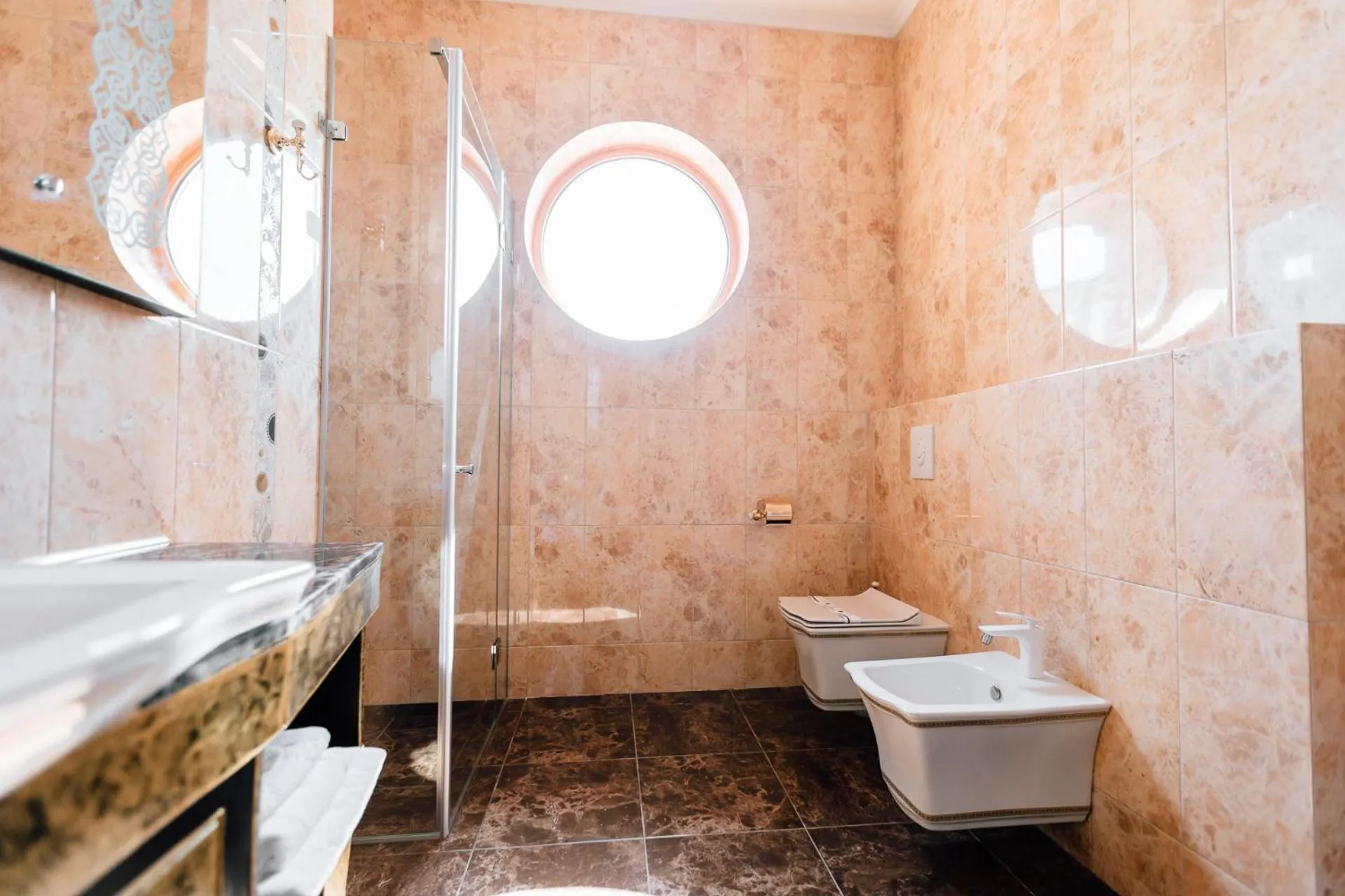 Toilet in Khan-Chinar Hotel