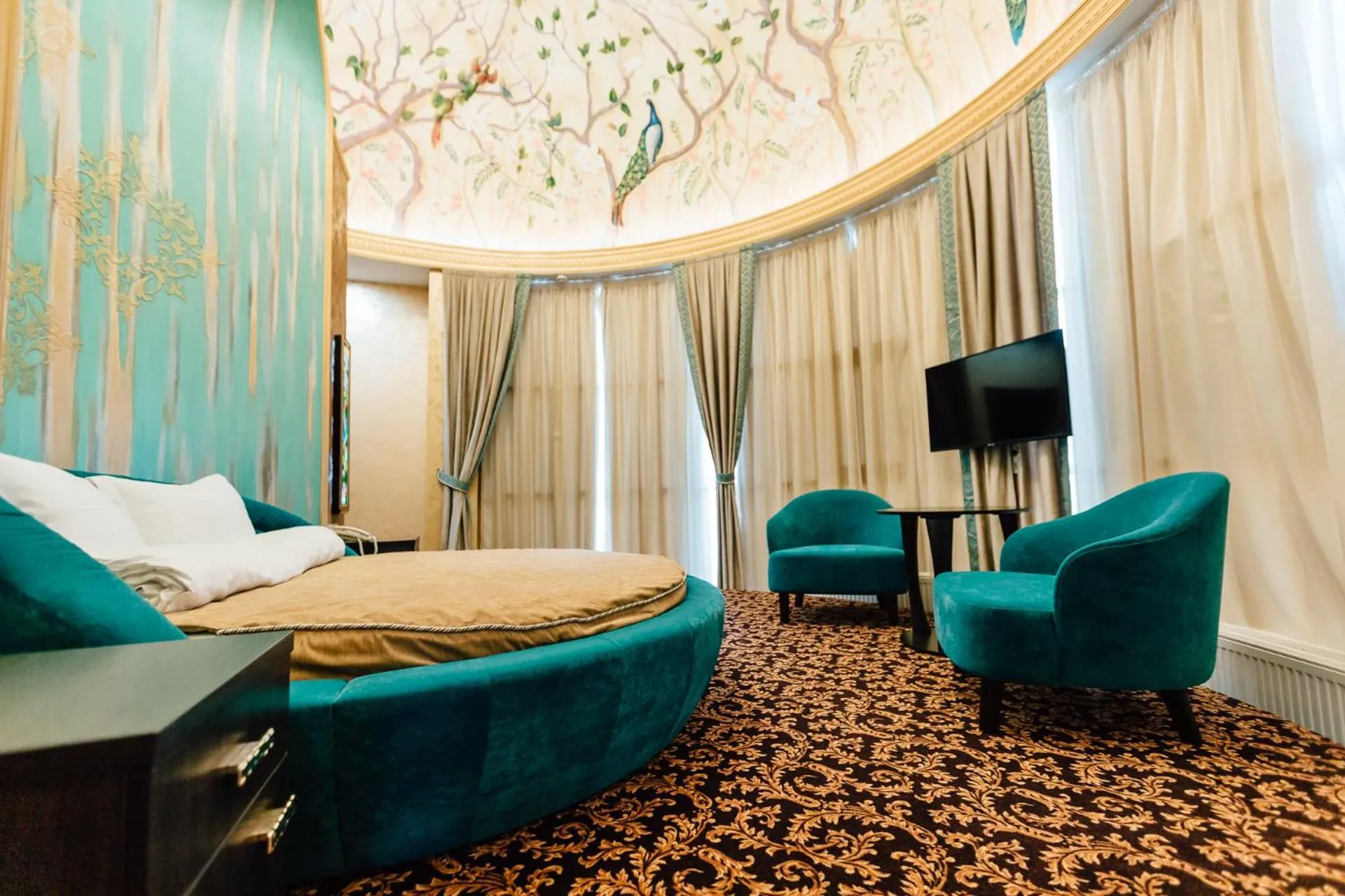 Photo of the whole room, Bed in Khan-Chinar Hotel