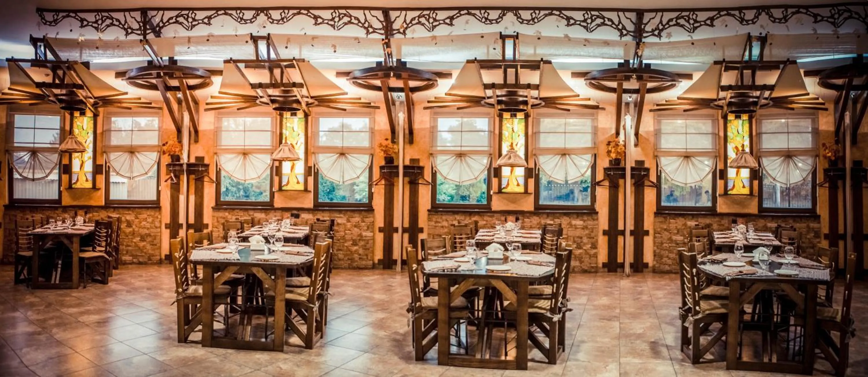 Restaurant/places to eat in Khan-Chinar Hotel