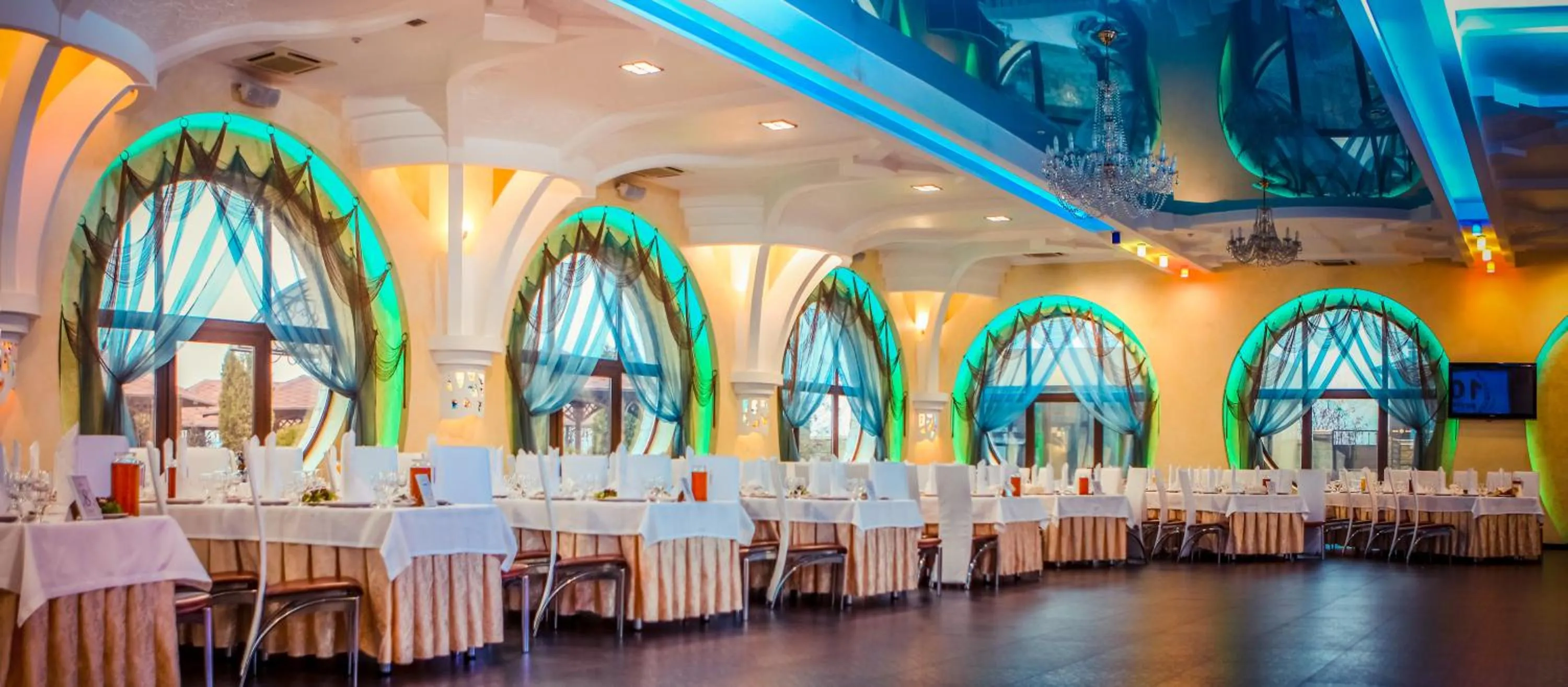 Restaurant/places to eat in Khan-Chinar Hotel