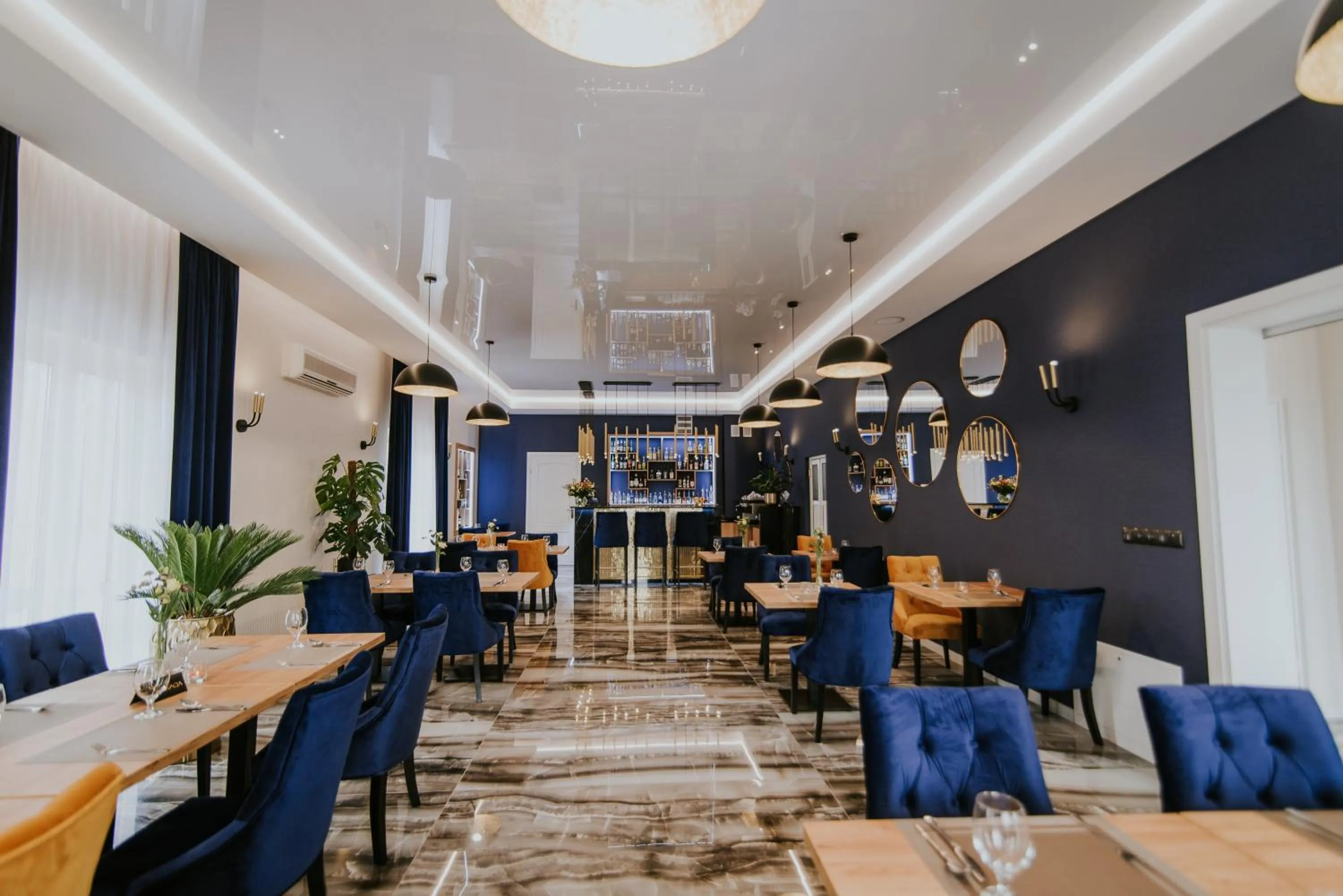 Restaurant/places to eat in Hotel Kamiza