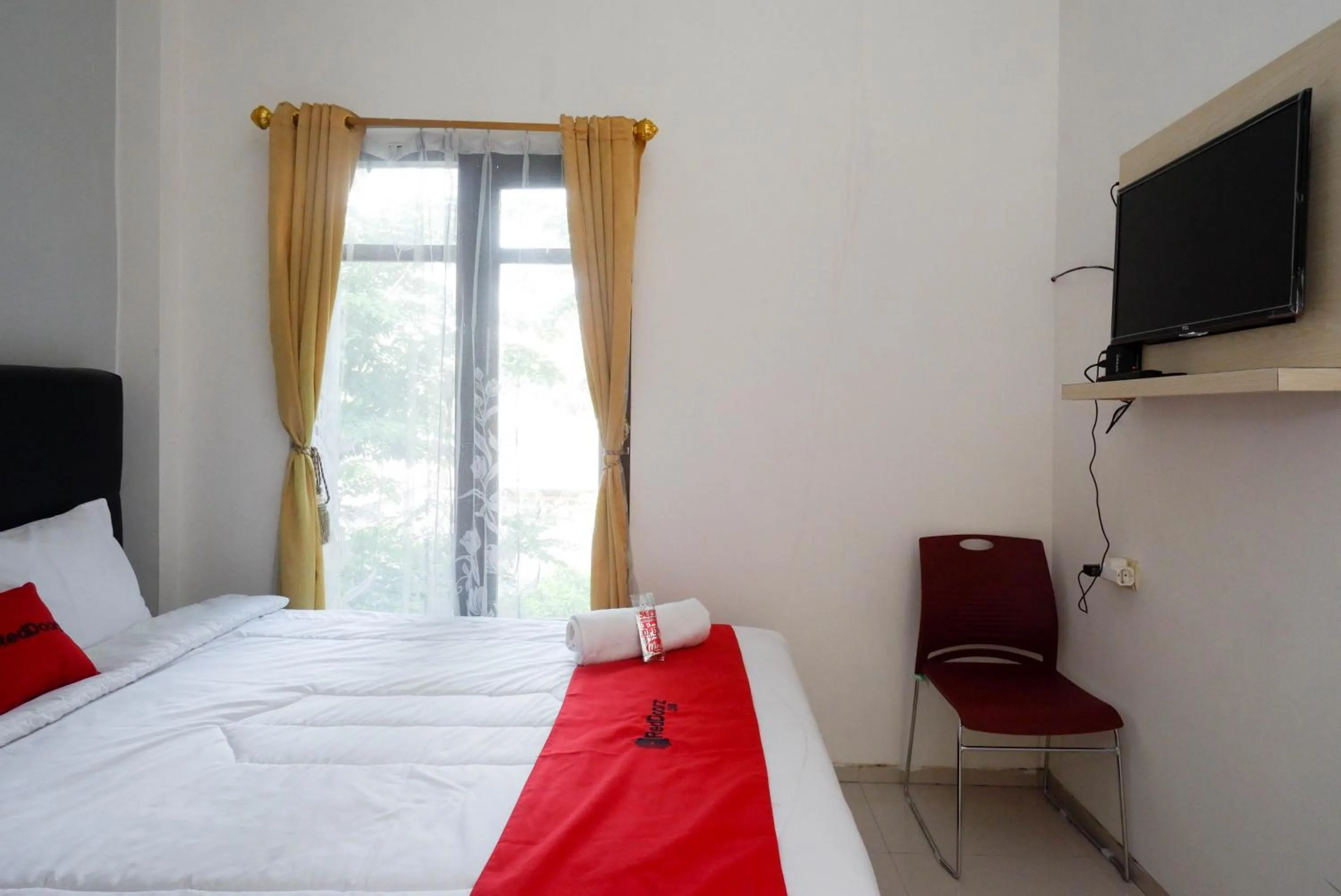 Bedroom, Bed in RedDoorz @ Kratonan Solo