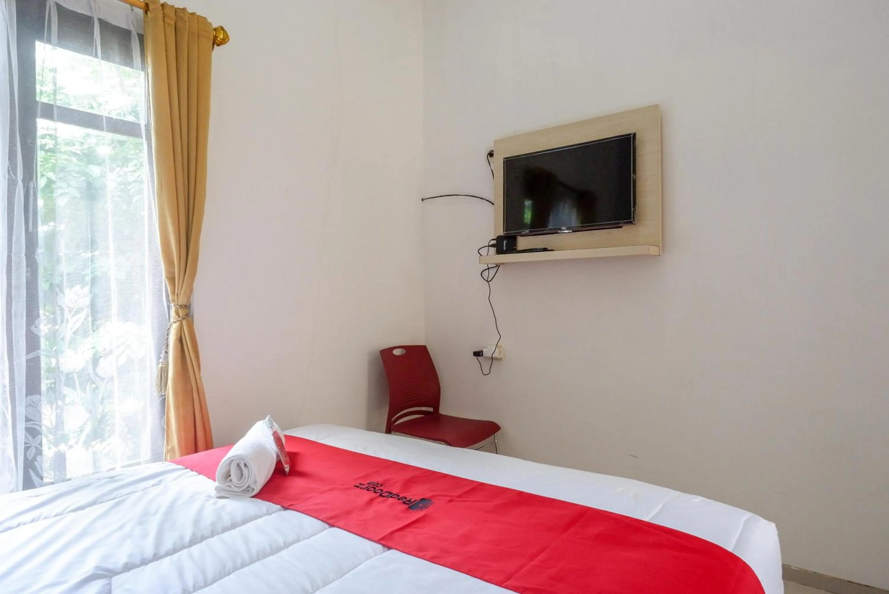 Bedroom, Bed in RedDoorz @ Kratonan Solo