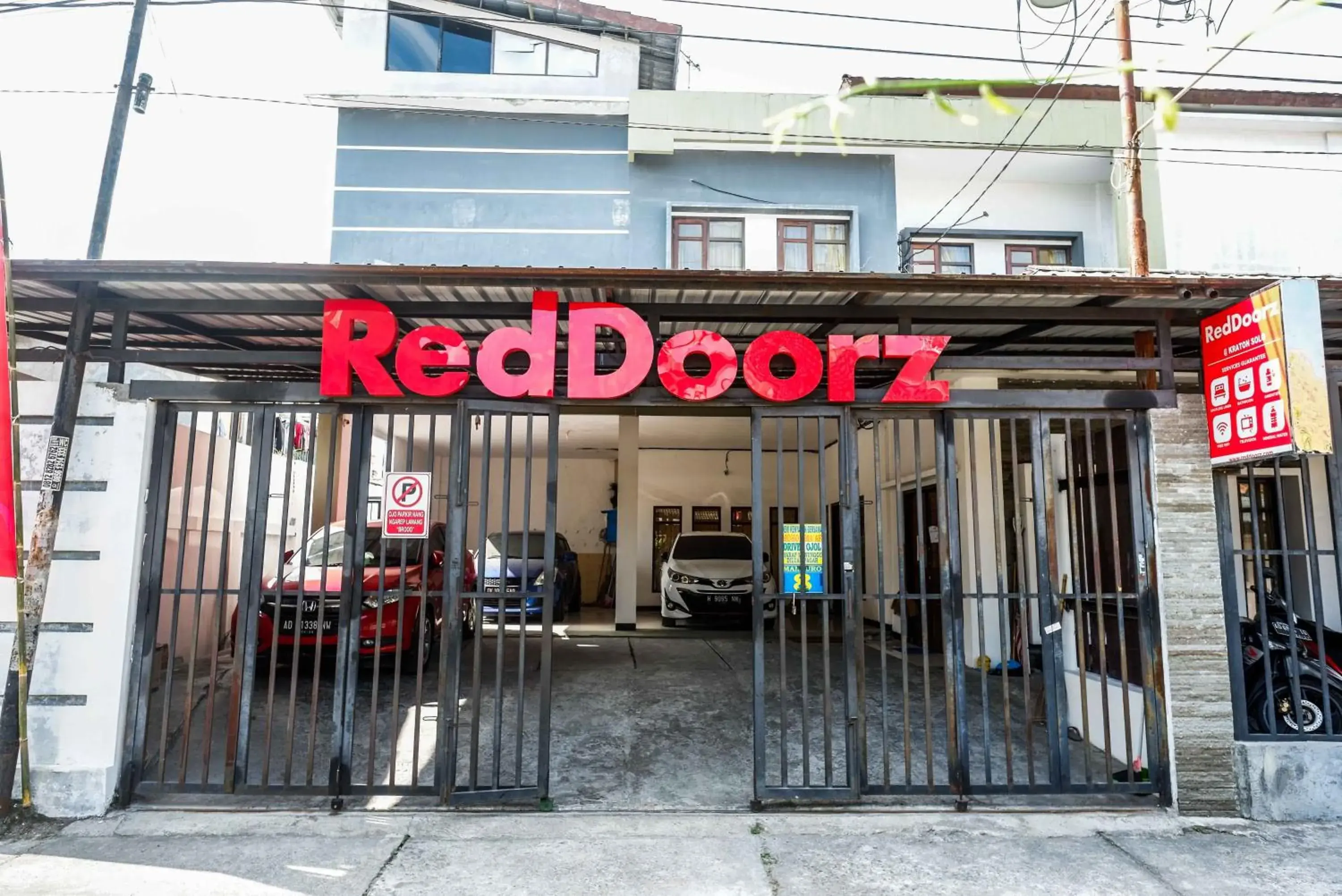 Property building in RedDoorz @ Kratonan Solo Property building in RedDoorz @ Kratonan Solo