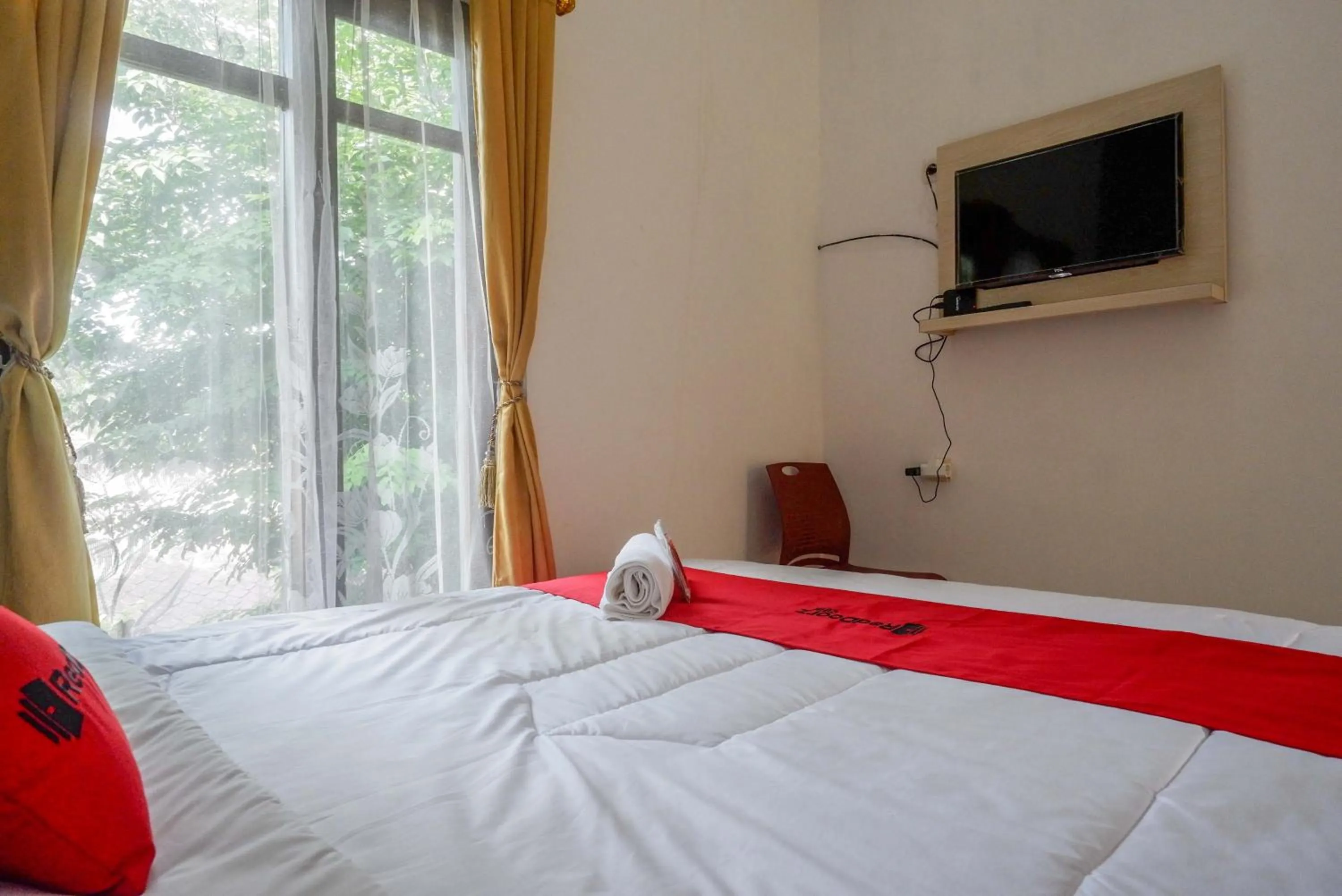 Bedroom, Bed in RedDoorz @ Kratonan Solo