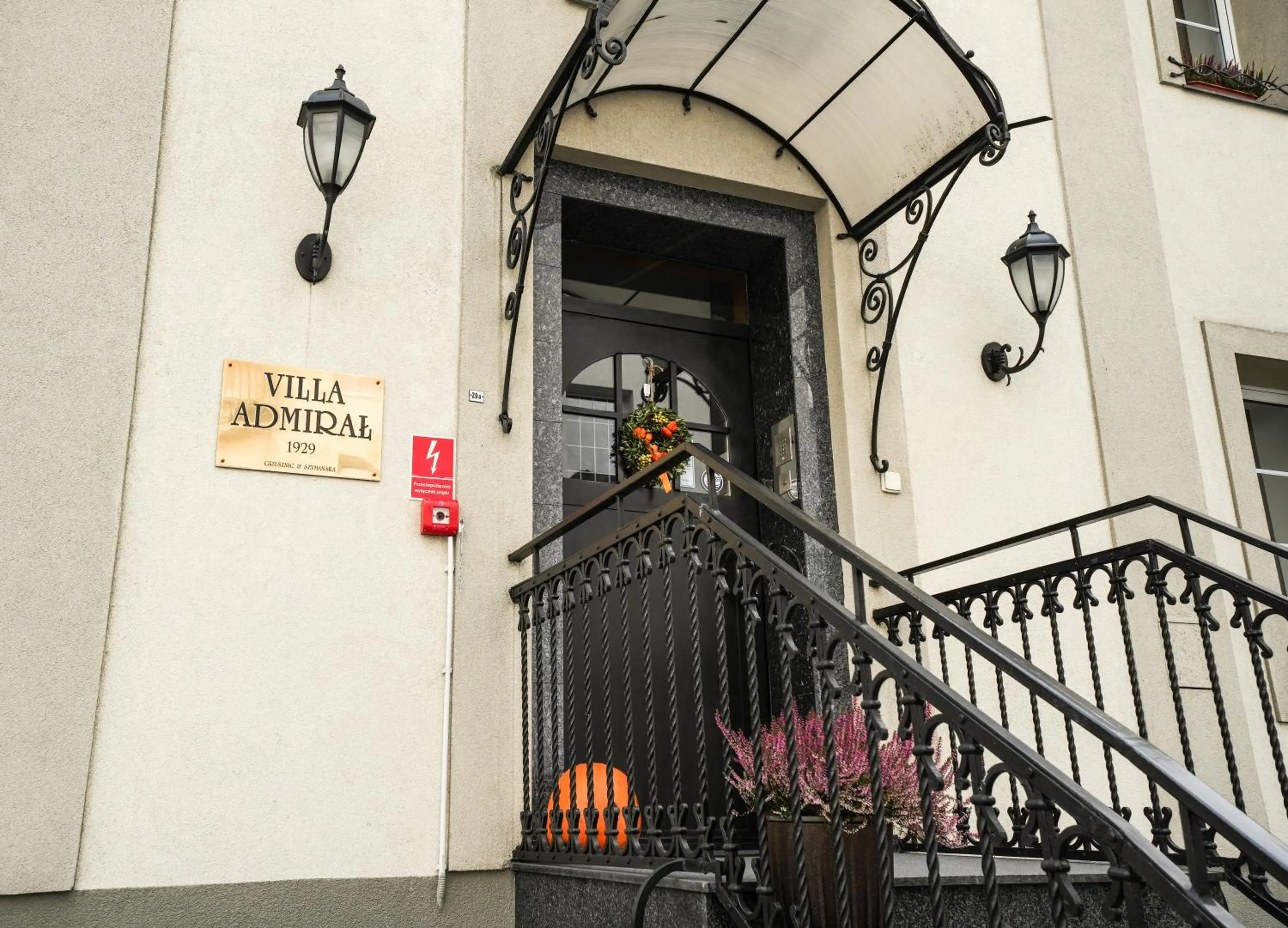 Property building in Villa Admiral