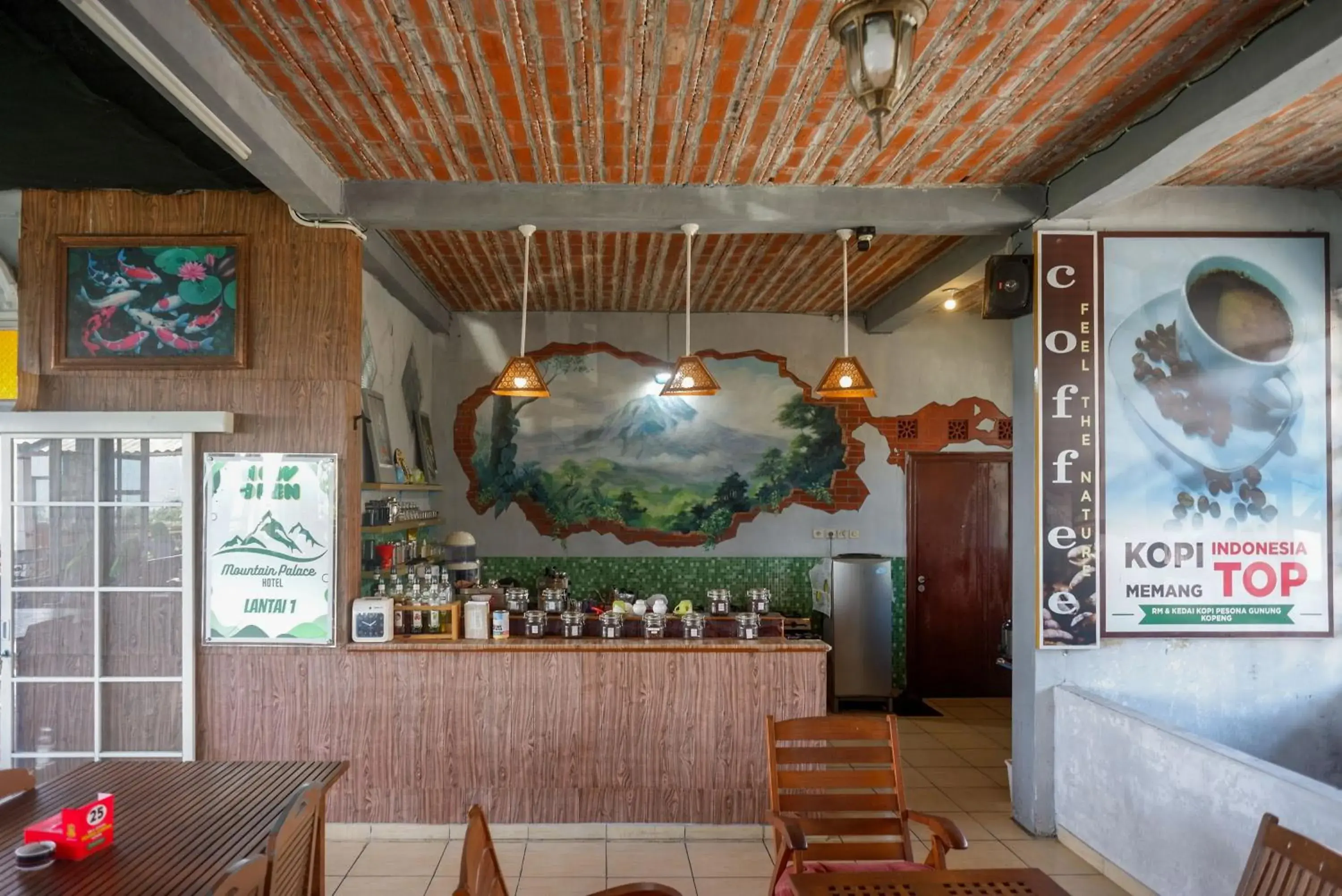 Lobby or reception in Urbanview Hotel Mountain Palace Kopeng Lobby or reception in Urbanview Hotel Mountain Palace Kopeng