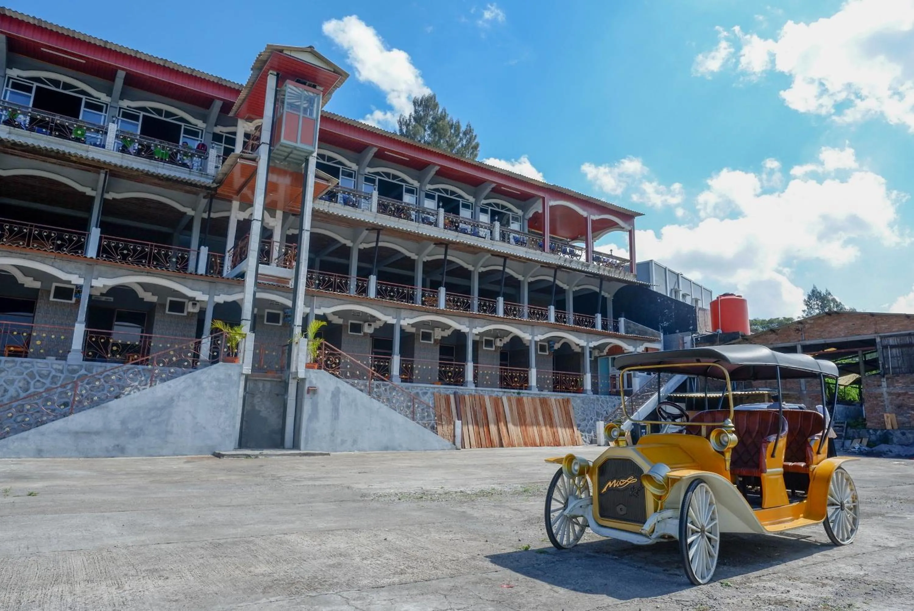 Facade/entrance in Urbanview Hotel Mountain Palace Kopeng