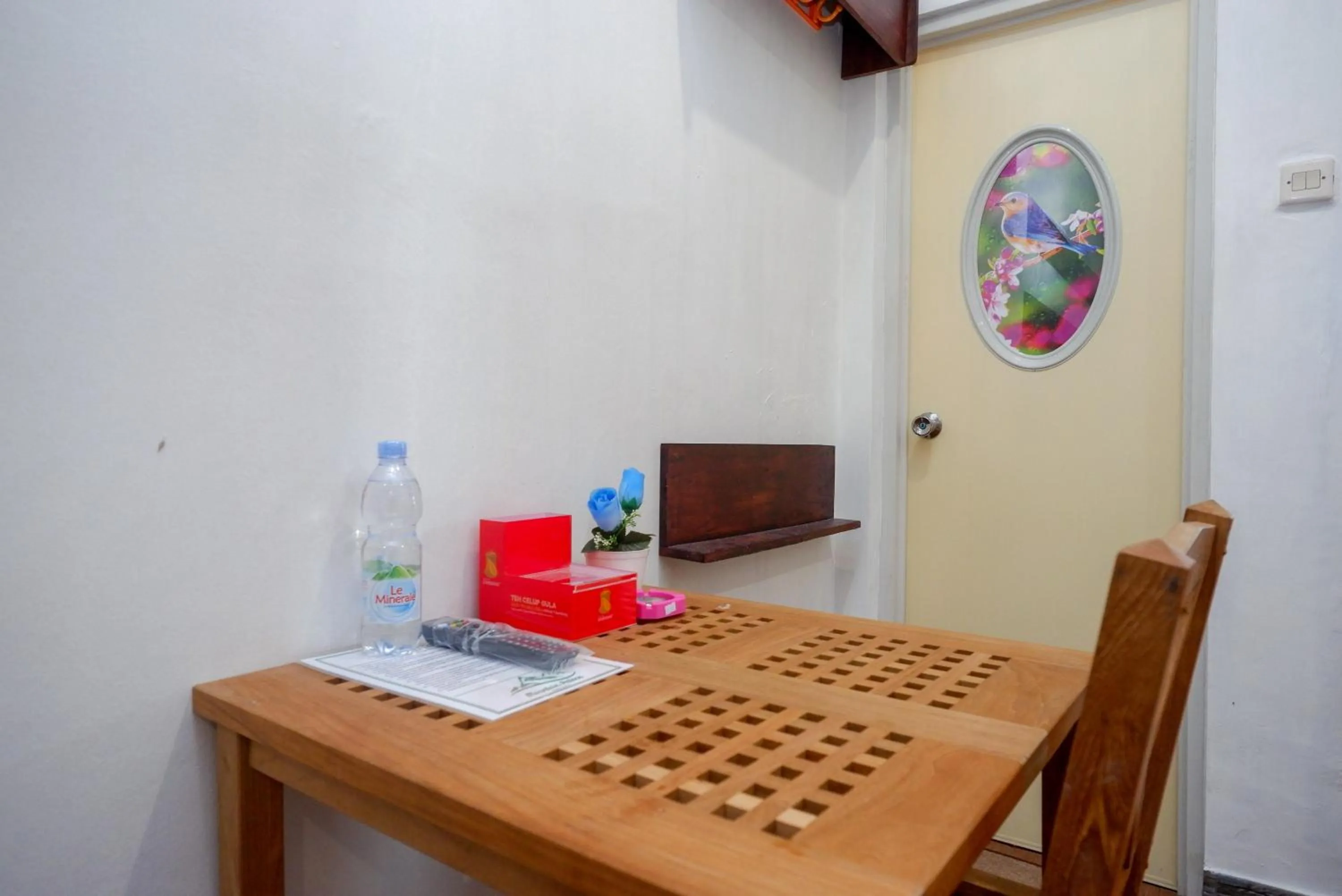 Seating area in Urbanview Hotel Mountain Palace Kopeng