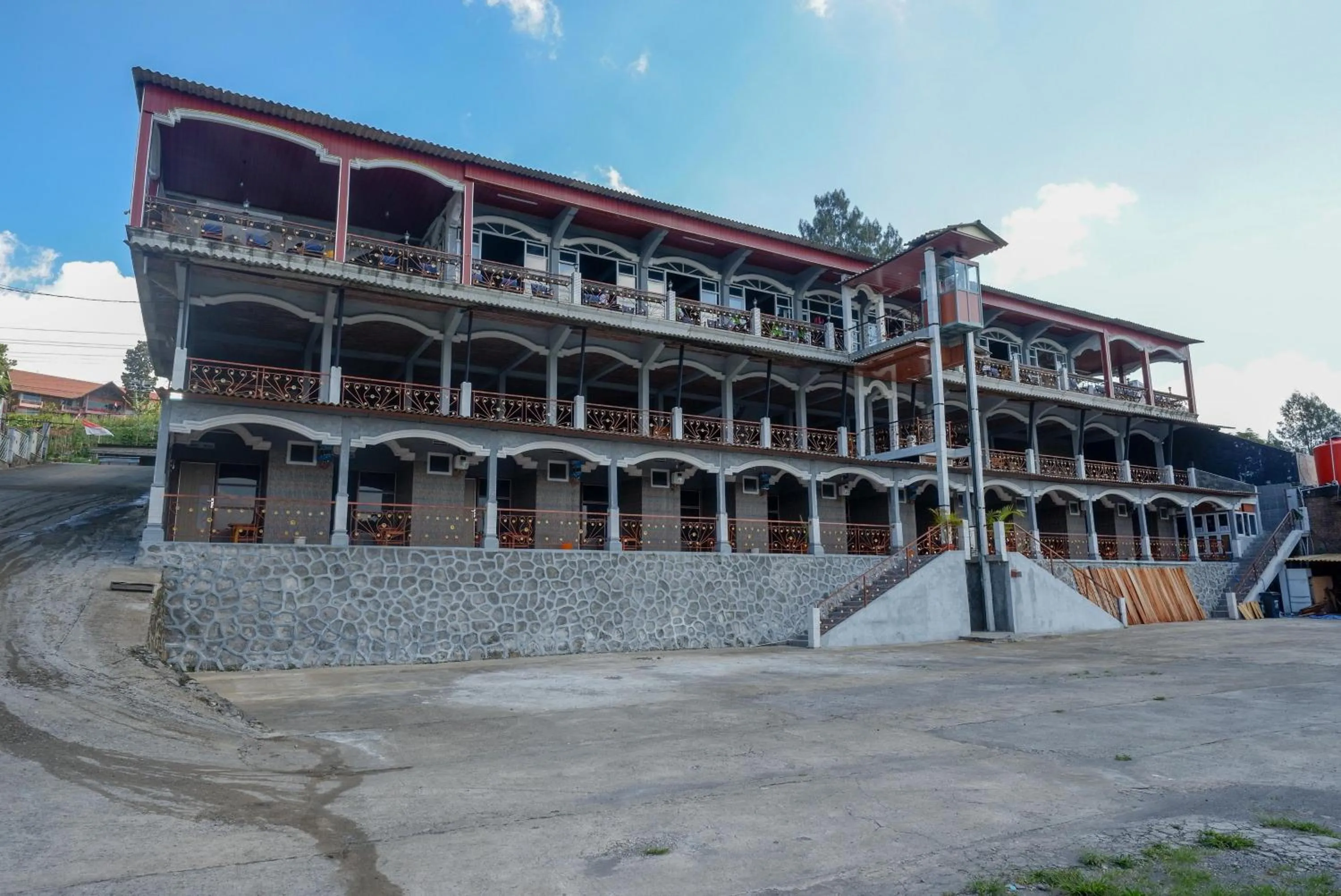 Facade/entrance in Urbanview Hotel Mountain Palace Kopeng