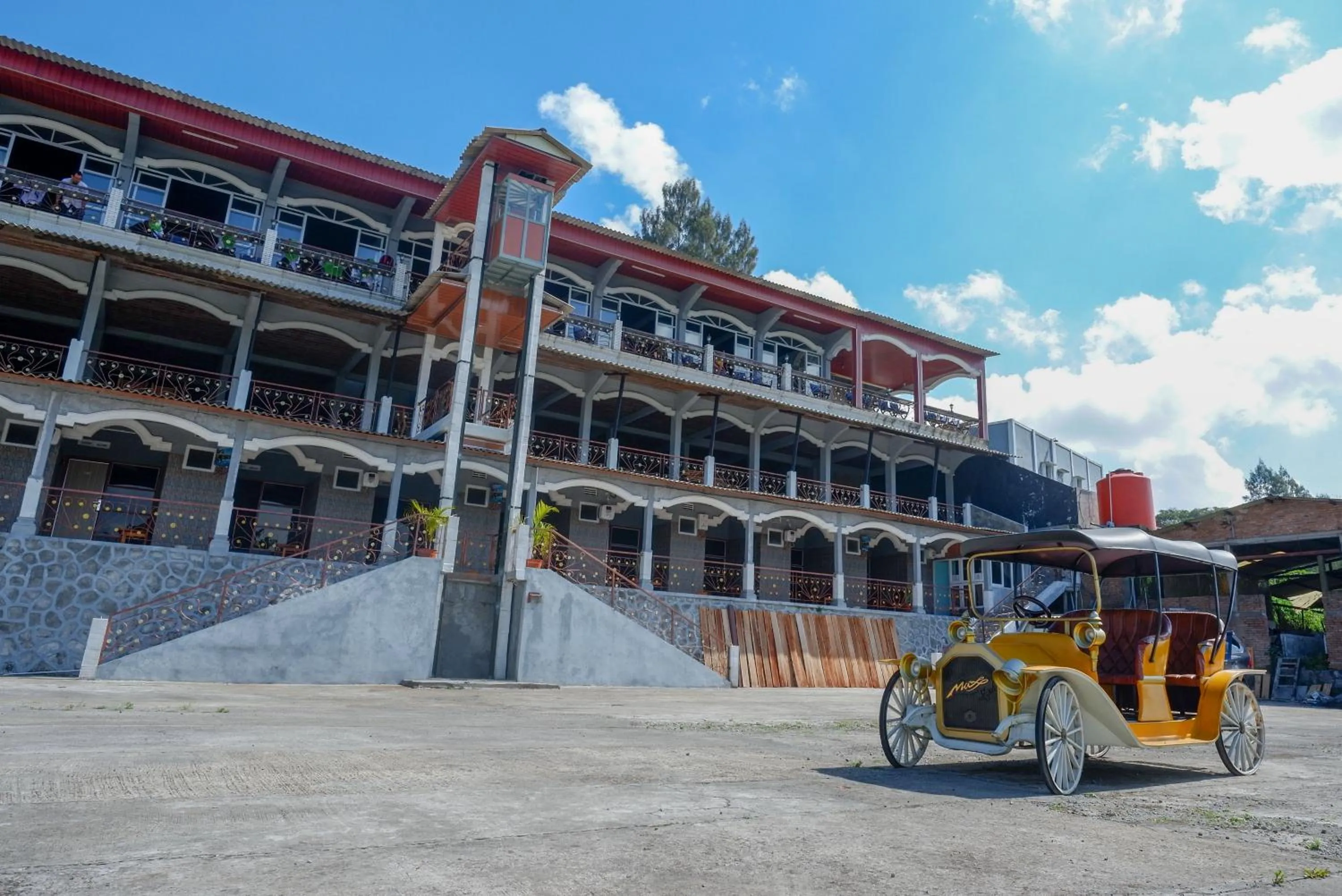 Facade/entrance in Urbanview Hotel Mountain Palace Kopeng