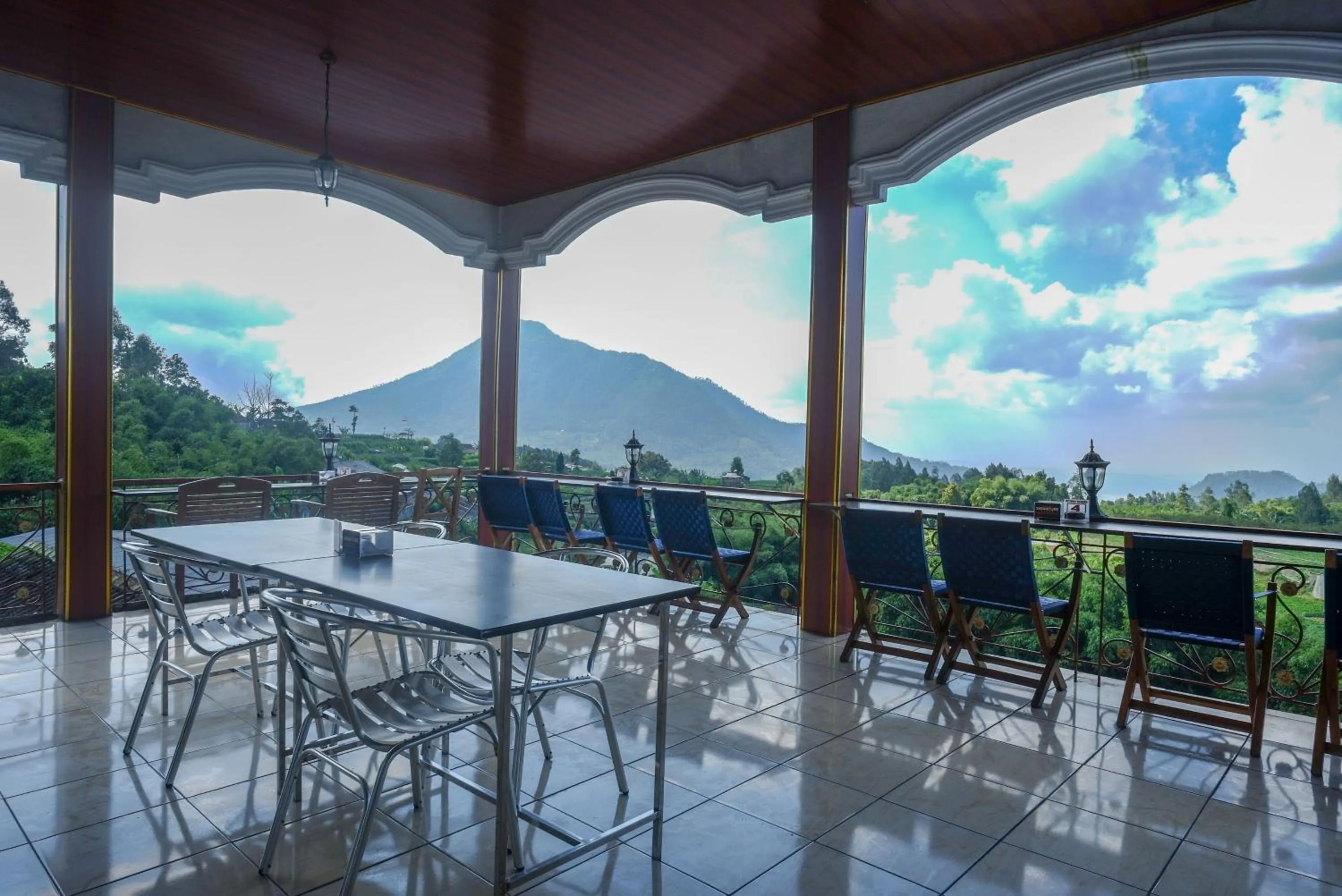 Seating area in Urbanview Hotel Mountain Palace Kopeng