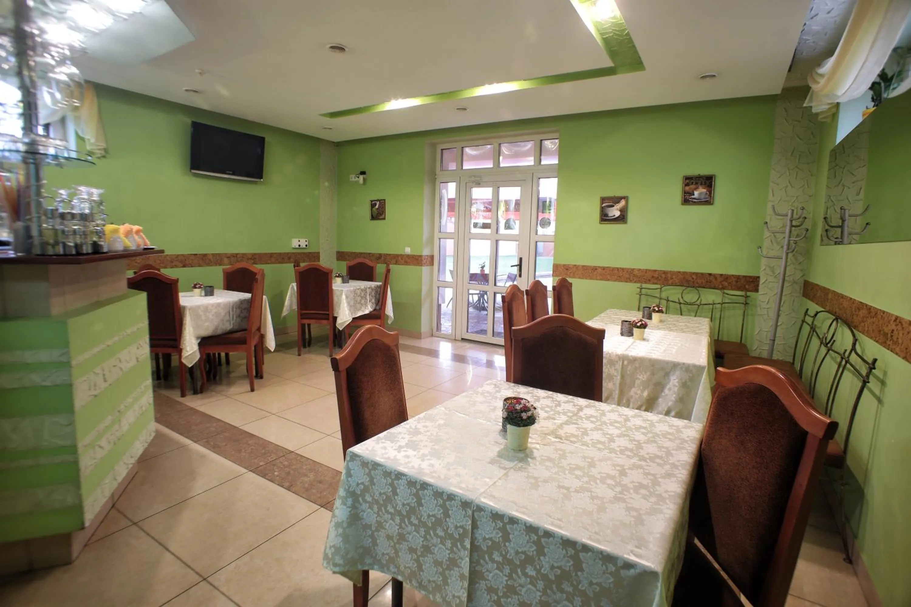 Restaurant/places to eat in U Anity