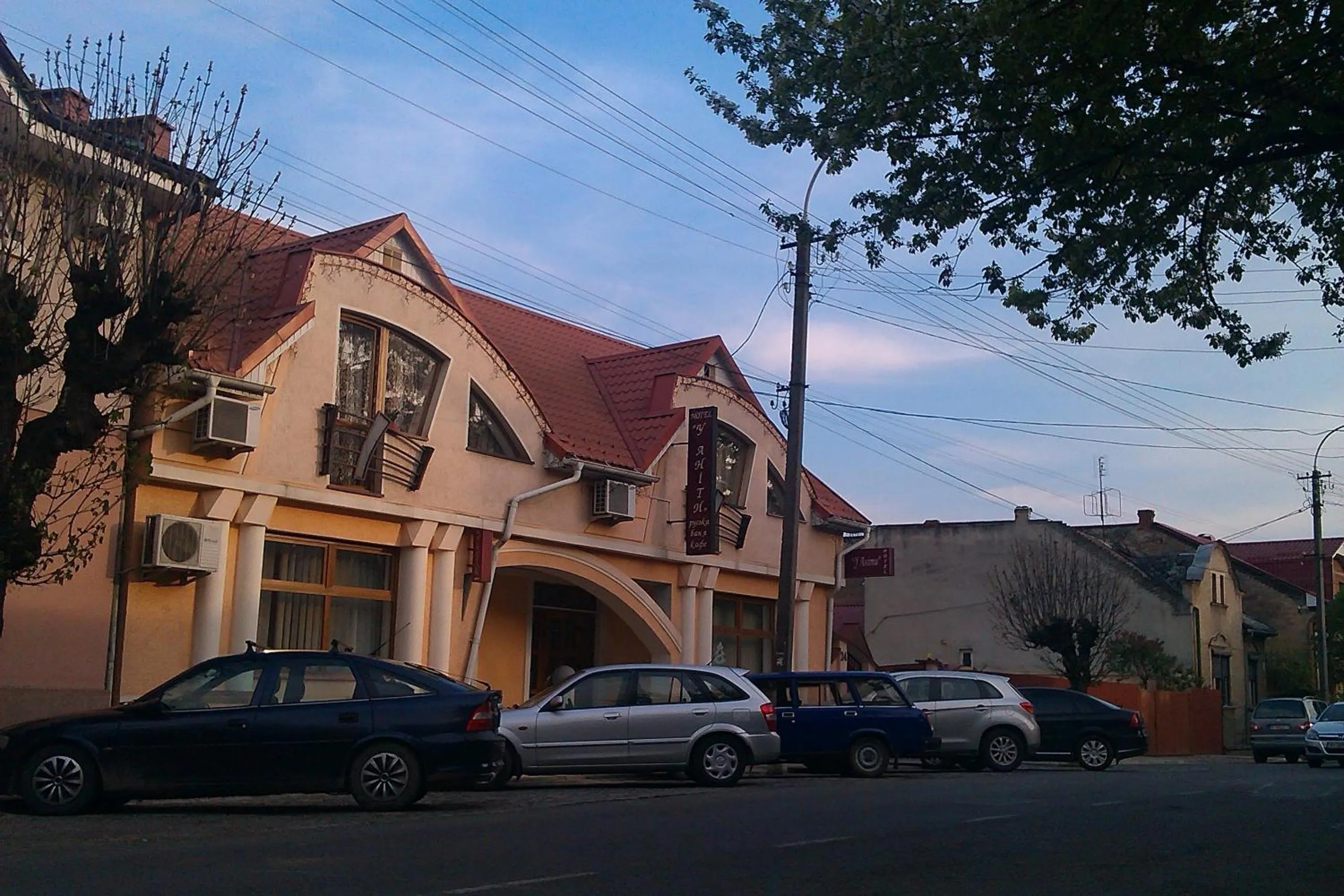 Facade/entrance in U Anity