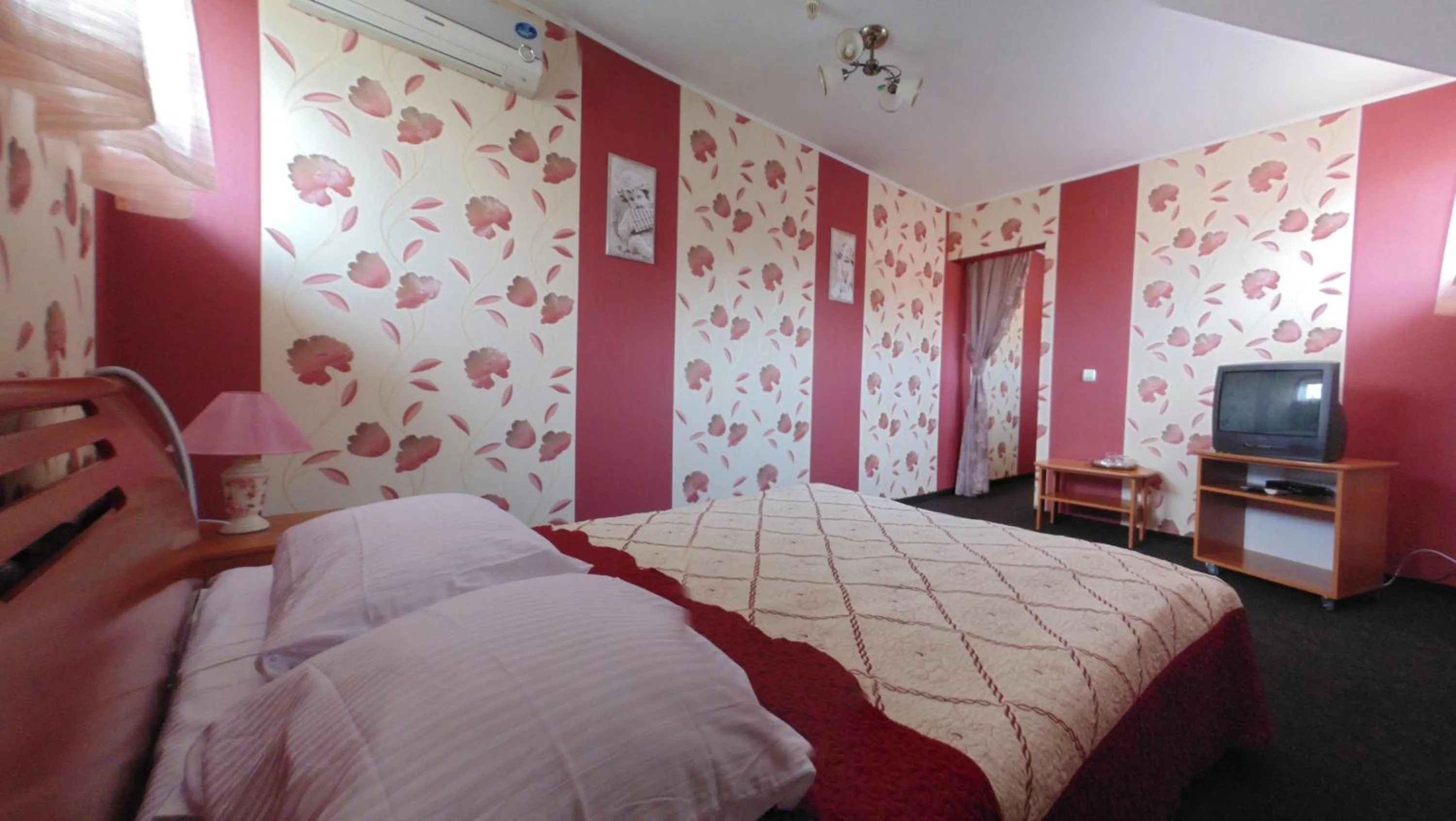 Bedroom, Bed in U Anity