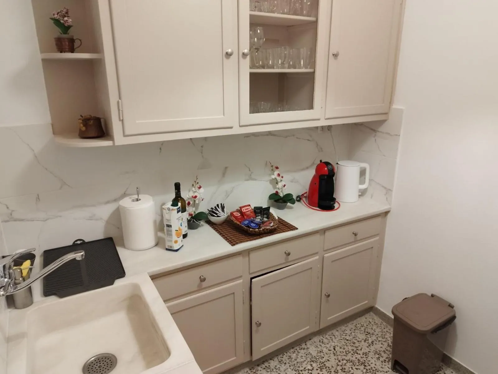 Coffee/tea facilities in Zeus Apartment