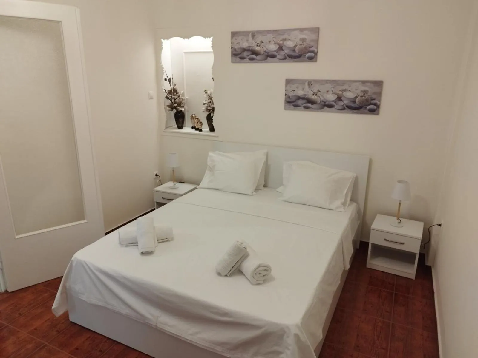 Zeus Apartment