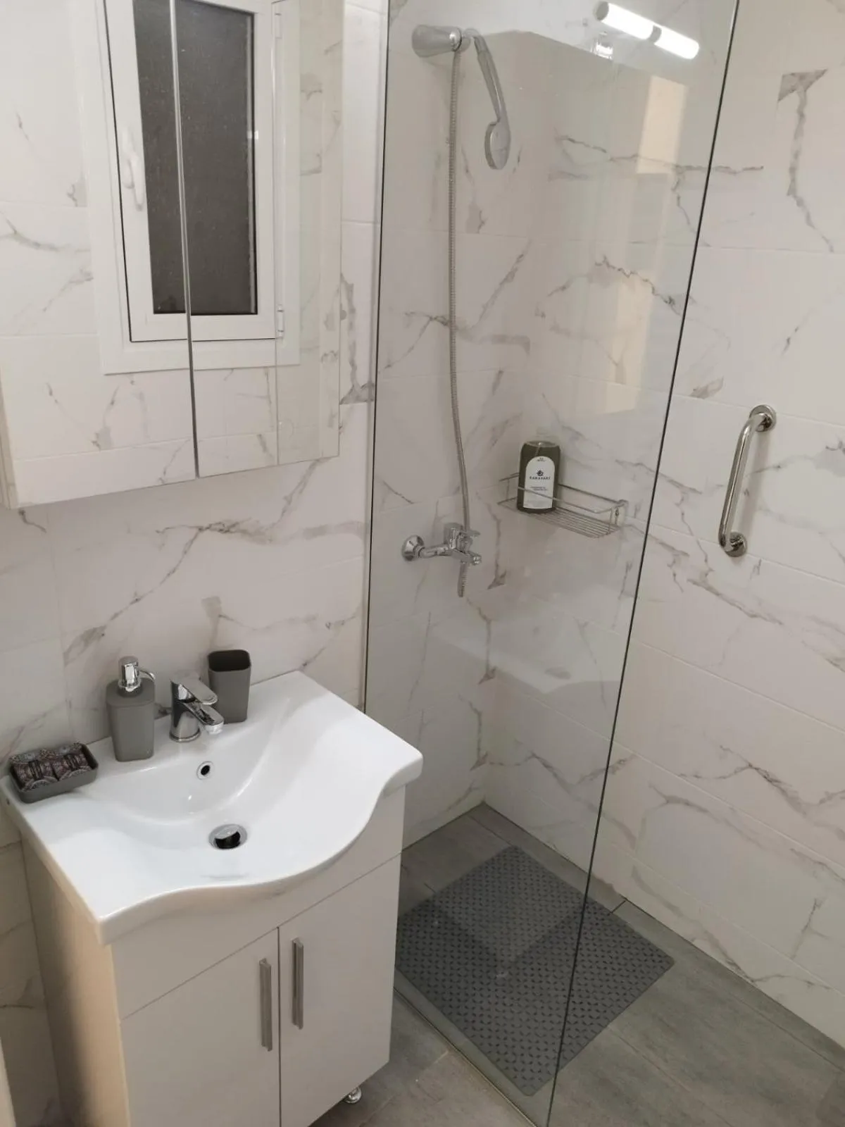 Shower in Zeus Apartment
