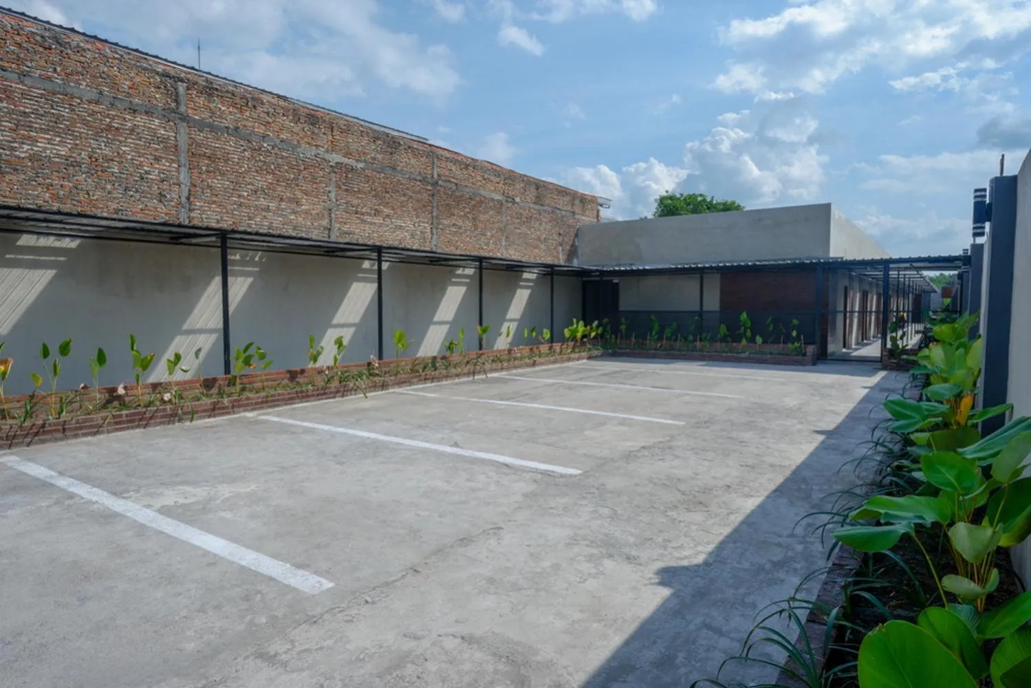 Parking in RedDoorz @ Klaten City