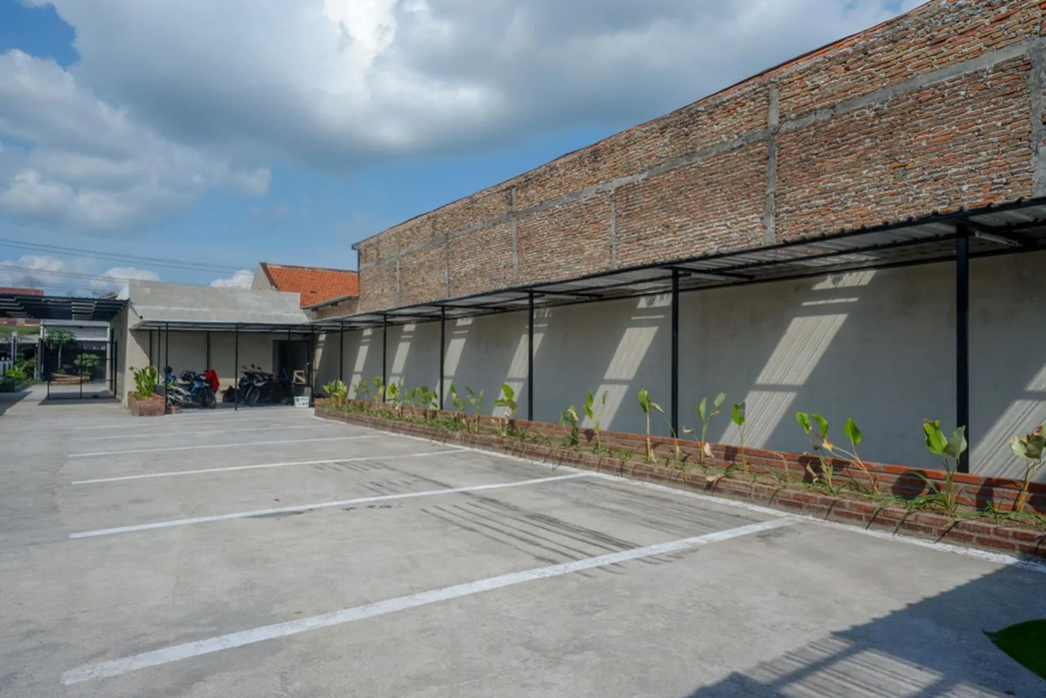 Parking in RedDoorz @ Klaten City