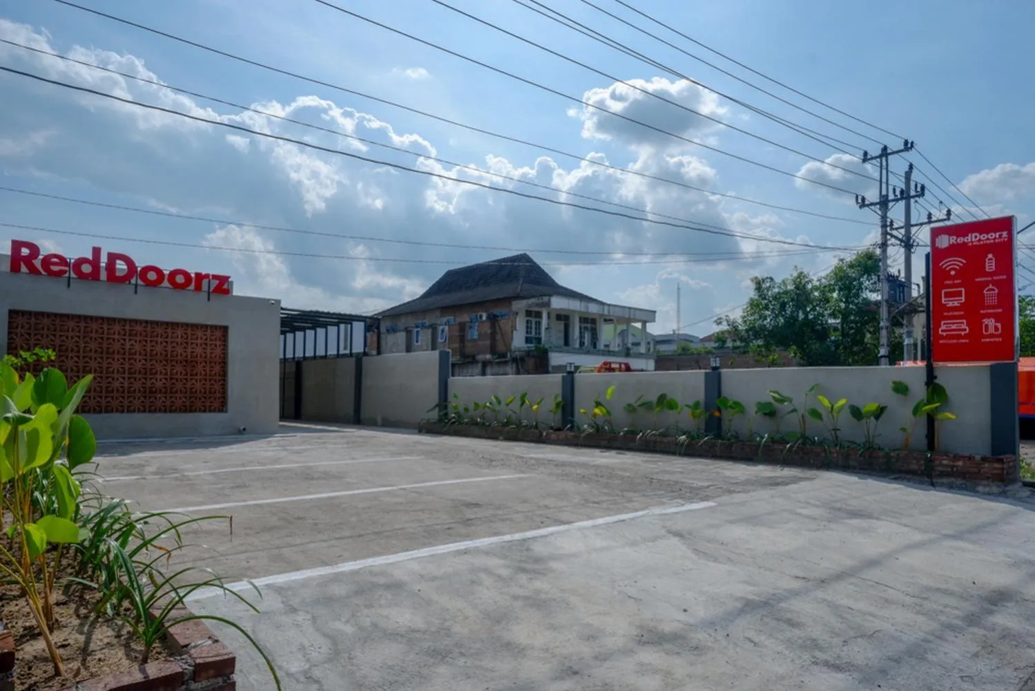 Property logo or sign in RedDoorz @ Klaten City