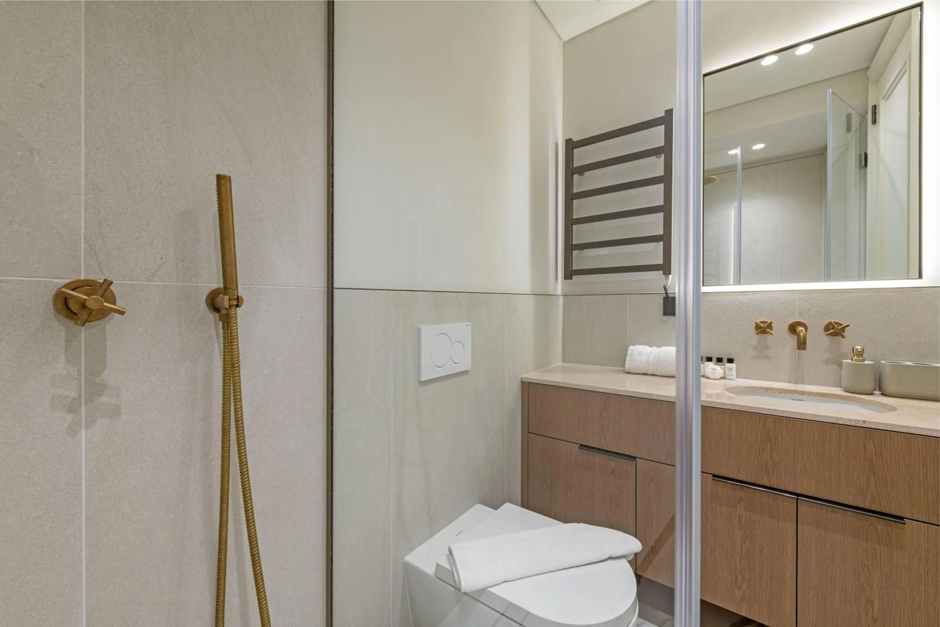 Bathroom in Covent Garden Piazza by Stayo