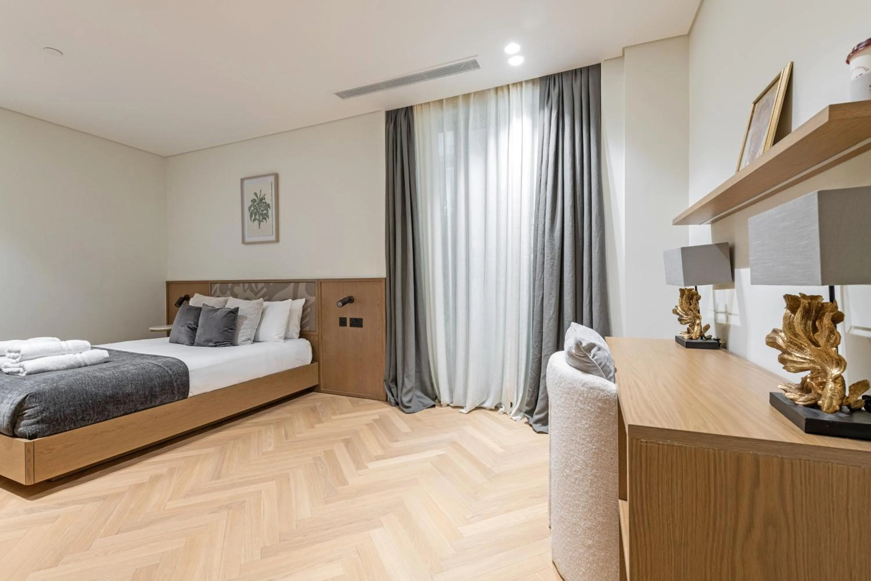 Bedroom in Covent Garden Piazza by Stayo