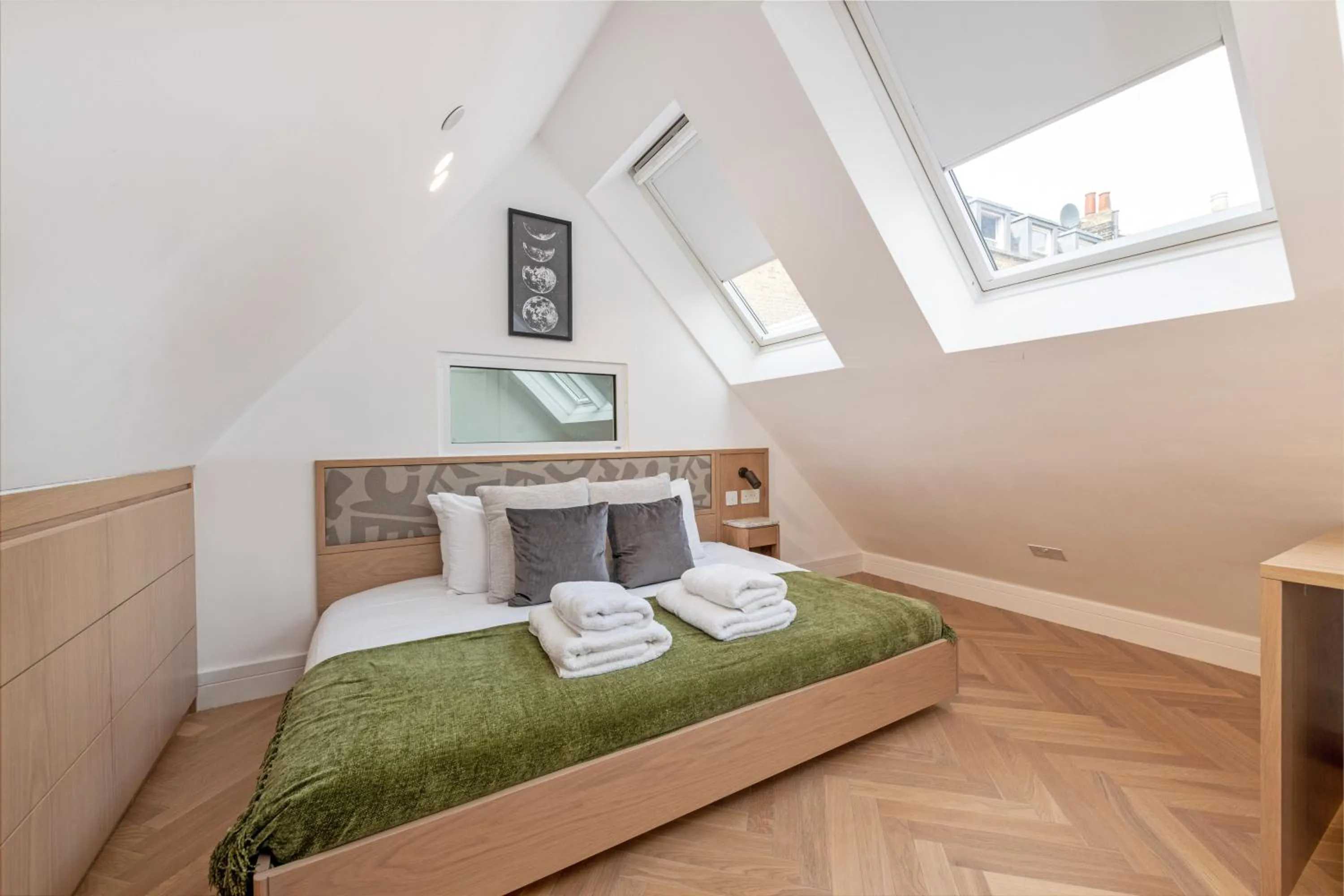 Photo of the whole room in Covent Garden Piazza by Stayo