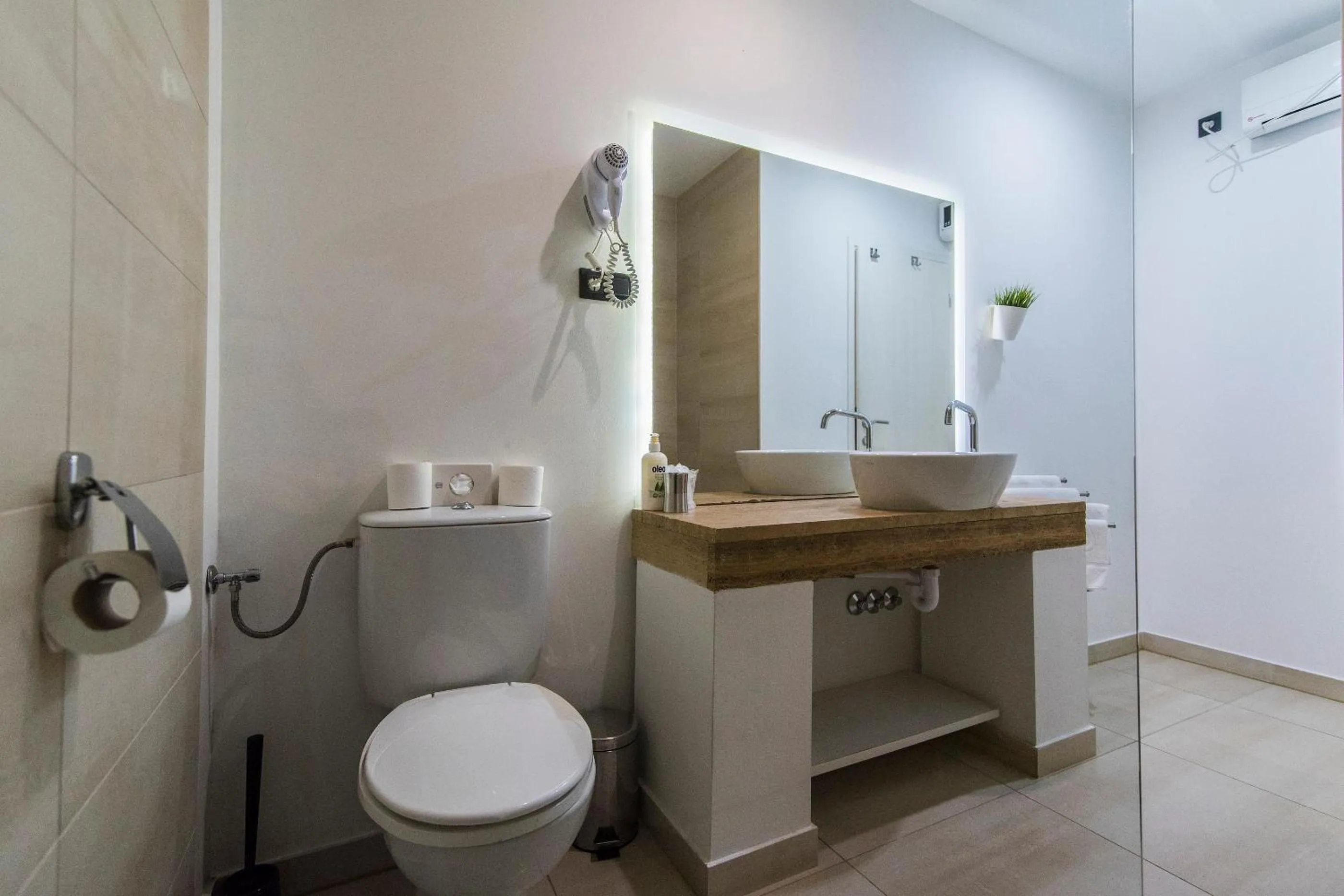 Toilet in Hotel Cool Zagreb Airport