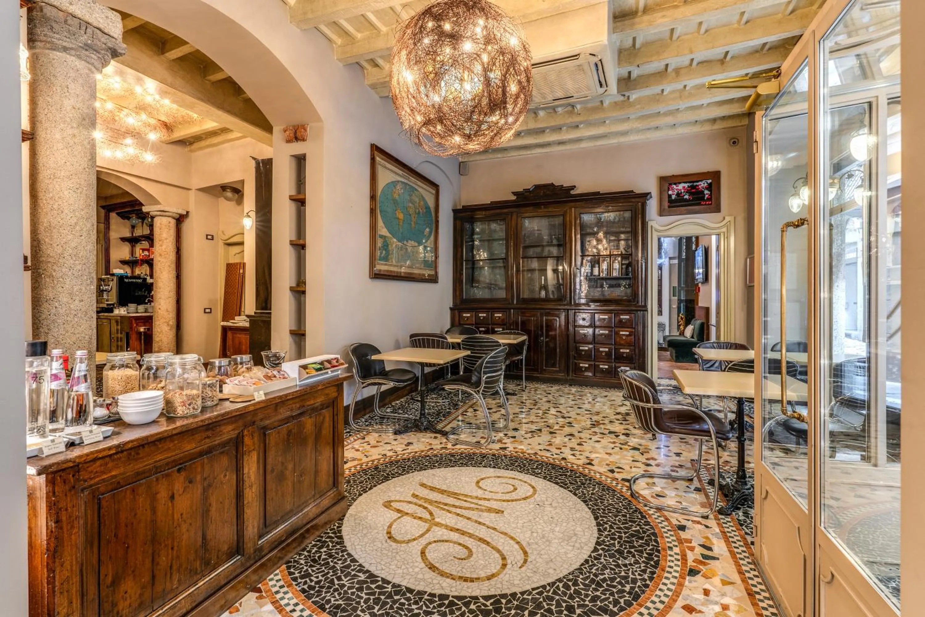 Restaurant/places to eat in Hotel Santa Marta Suites