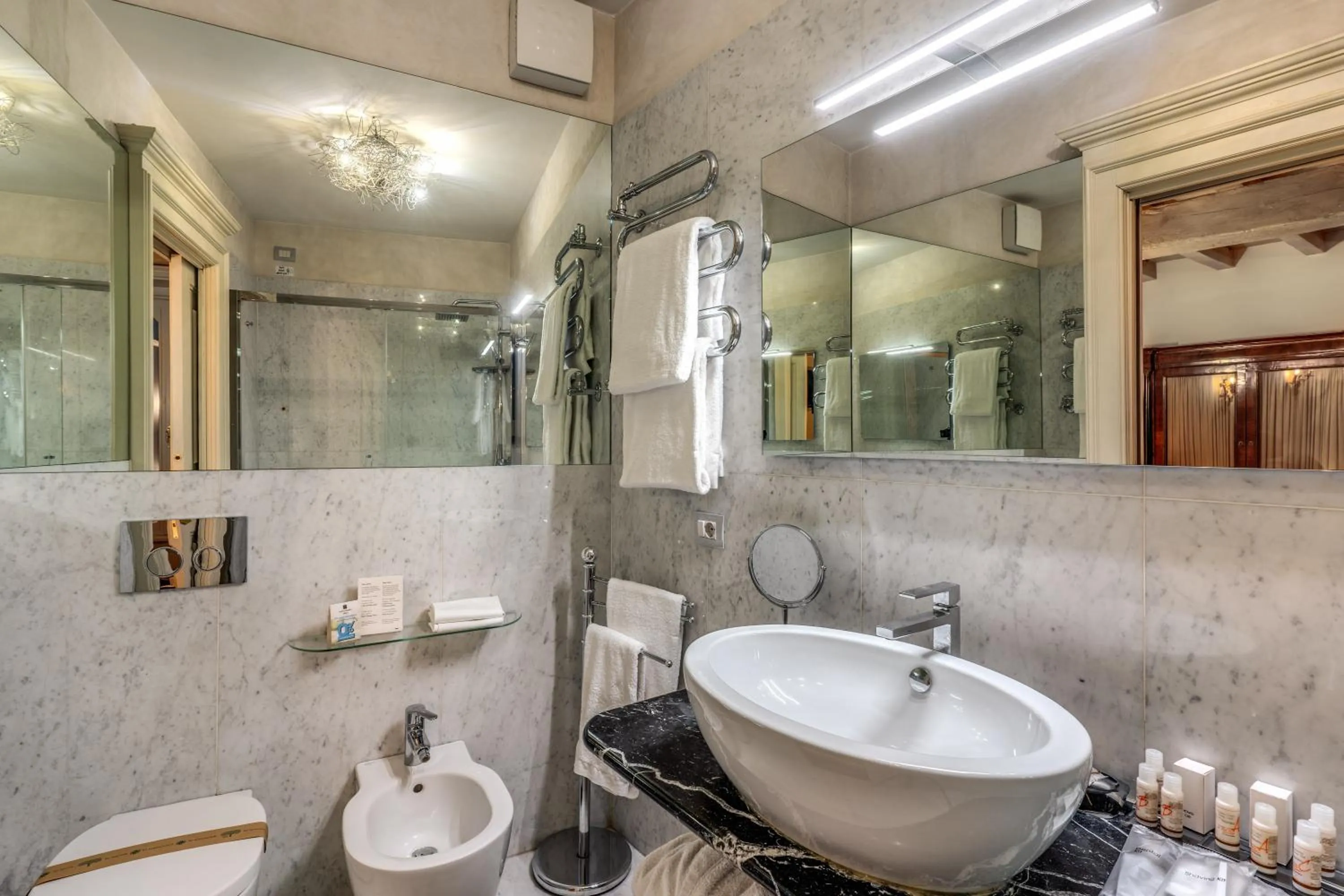Bathroom in Hotel Santa Marta Suites