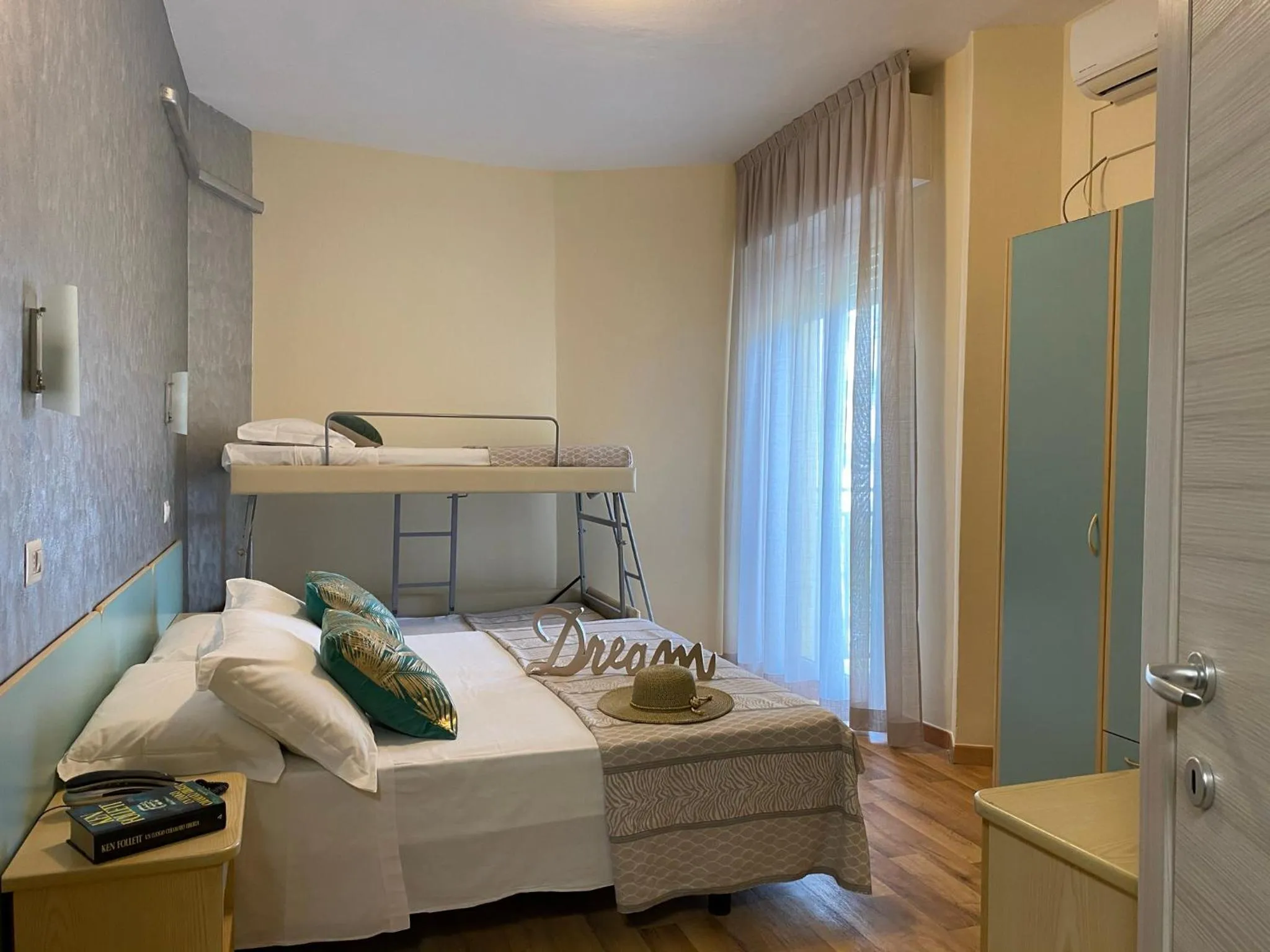 Bedroom in Hotel Jumbo