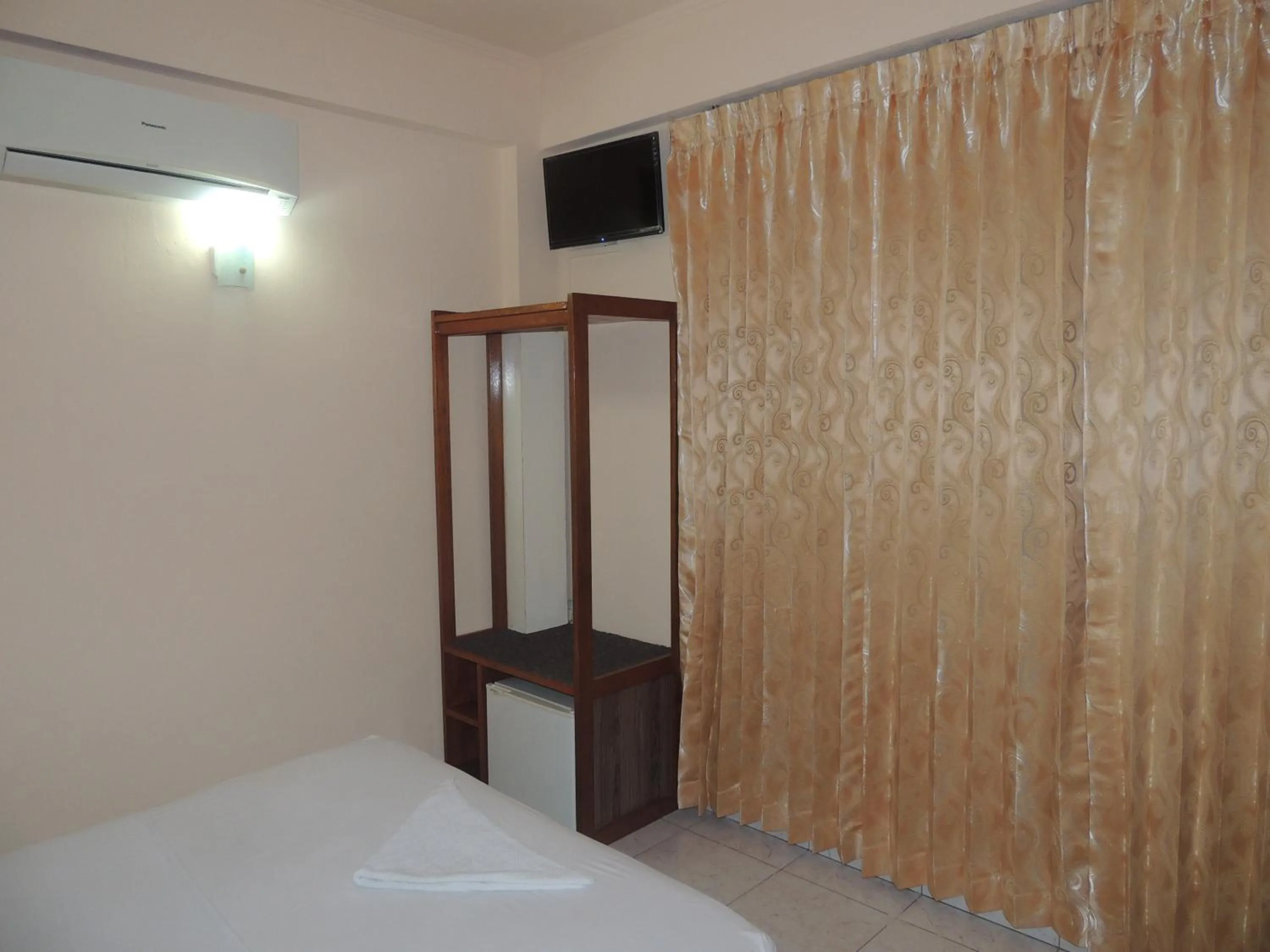 Photo of the whole room, Bed in Off Day Inn